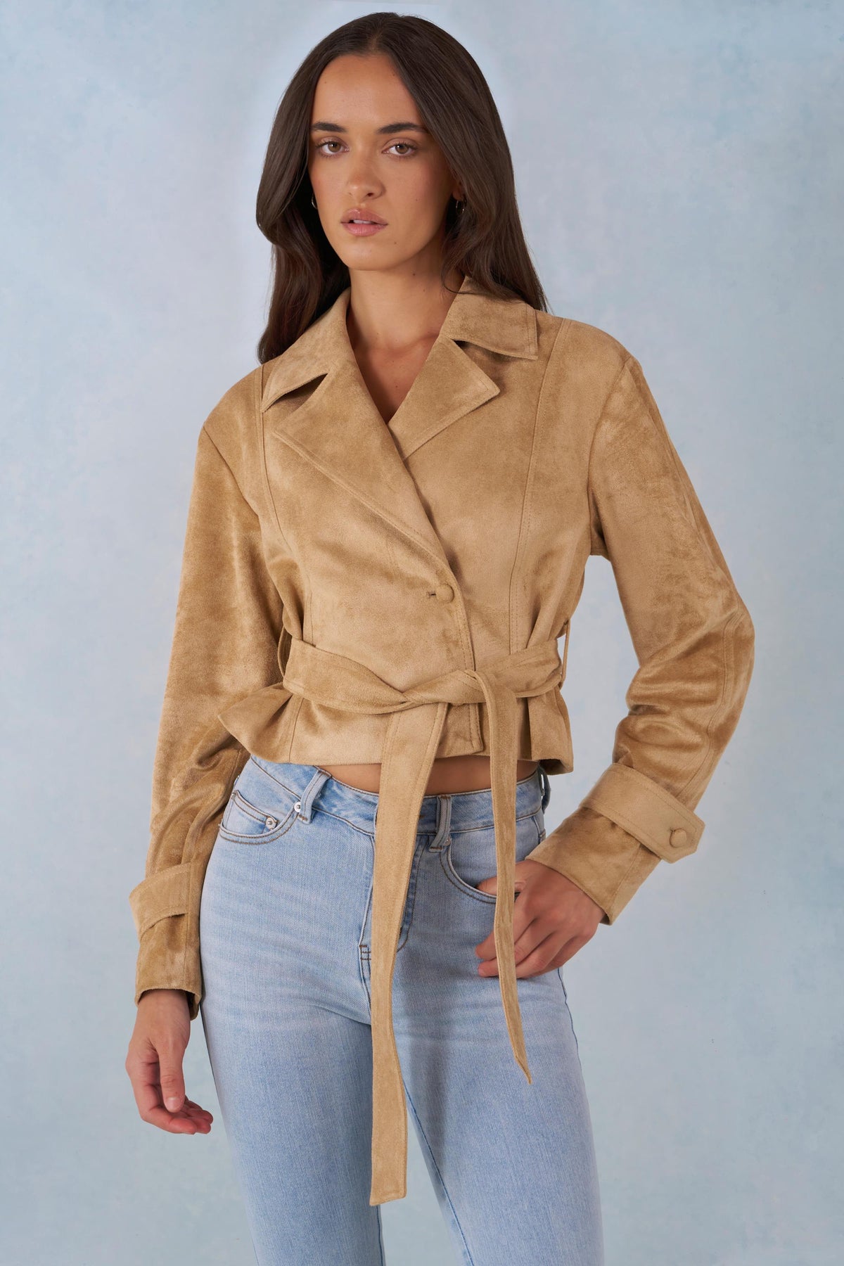 ⁣⁢Kurze Jacke aus Kunstwildleder mit Gürtel in Tan⁤⁣