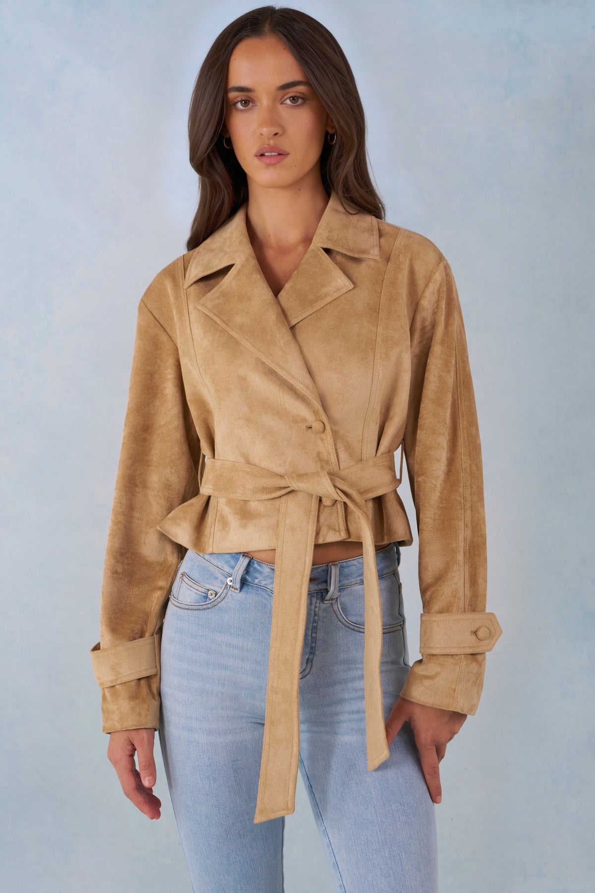 ⁣⁢Kurze Jacke aus Kunstwildleder mit Gürtel in Tan⁤⁣
