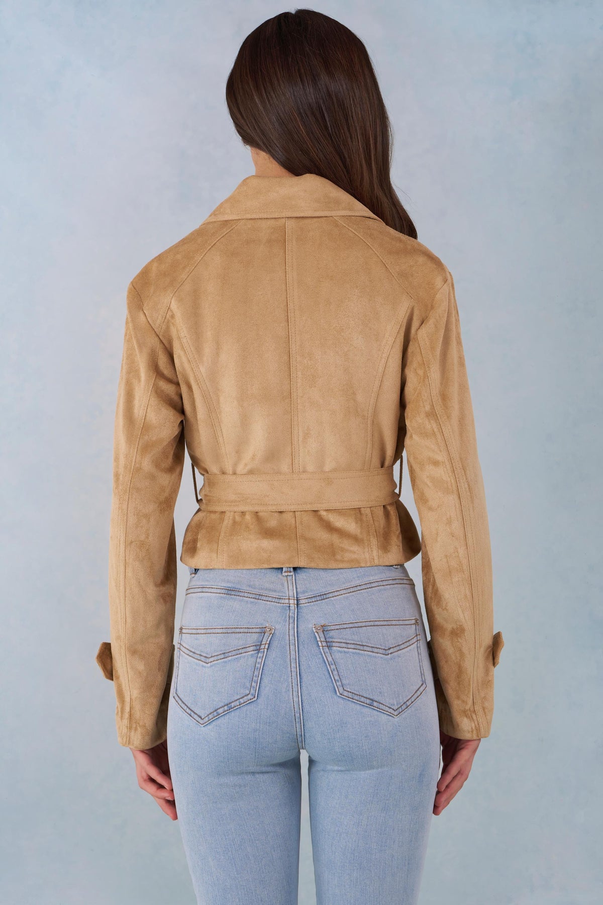 ⁣⁢Kurze Jacke aus Kunstwildleder mit Gürtel in Tan⁤⁣