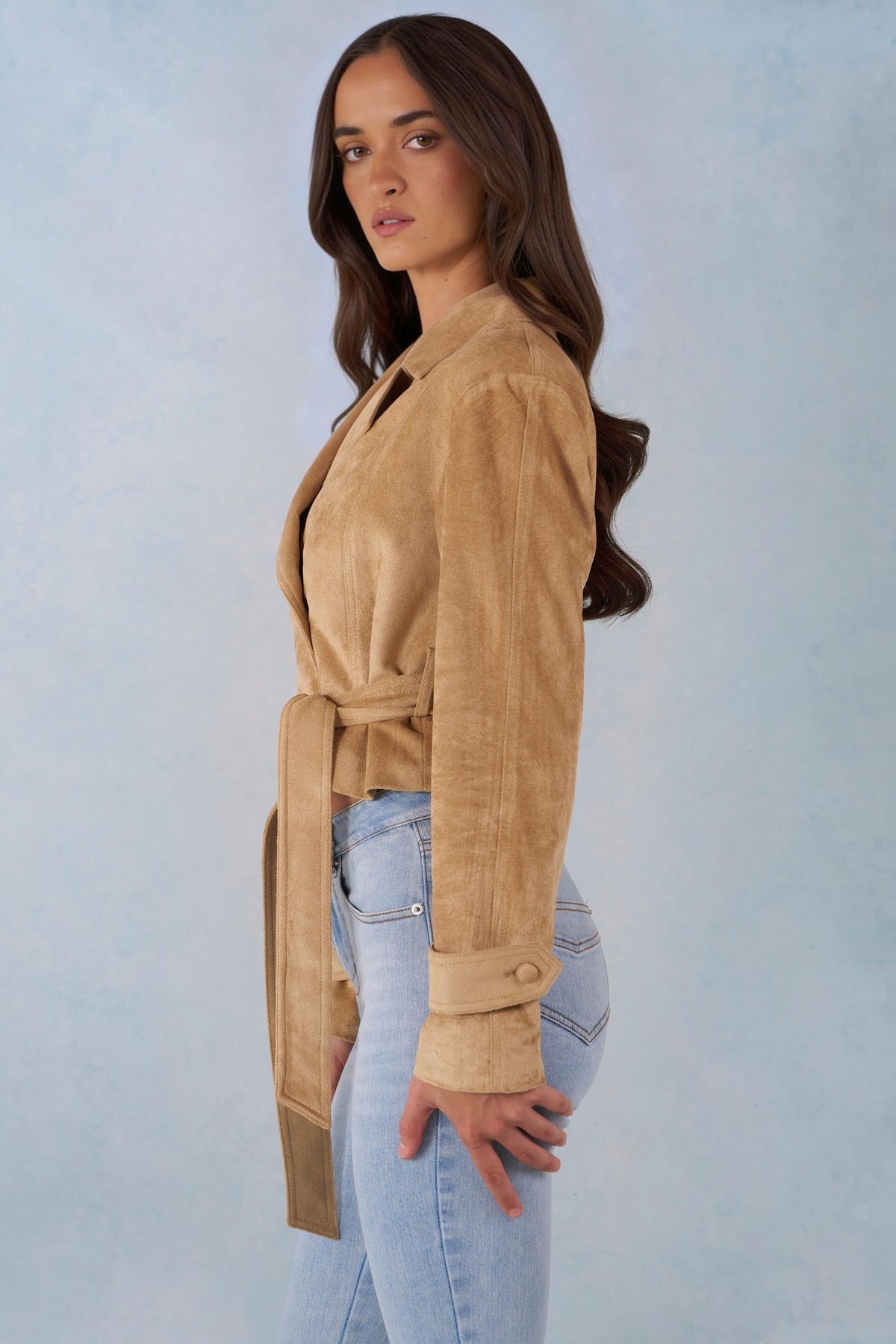 ⁣⁢Kurze Jacke aus Kunstwildleder mit Gürtel in Tan⁤⁣