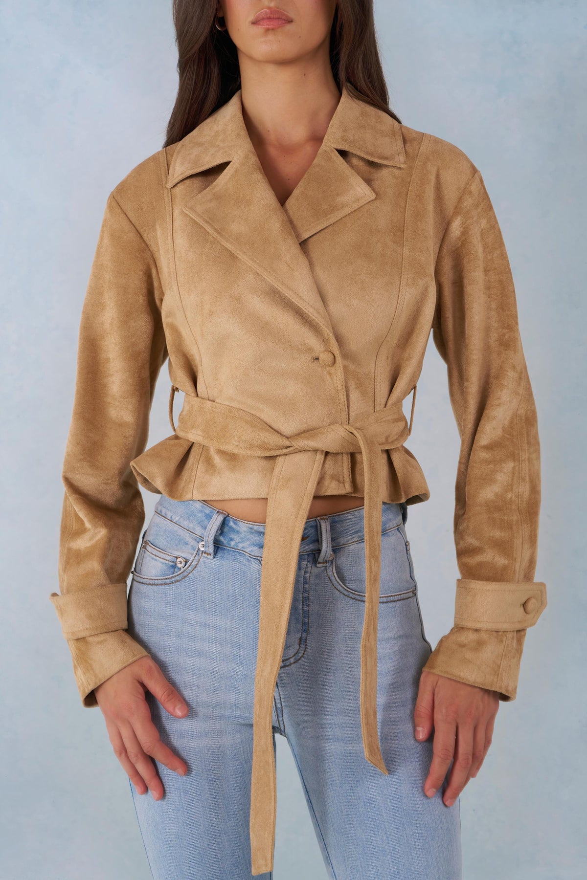 ⁣⁢Kurze Jacke aus Kunstwildleder mit Gürtel in Tan⁤⁣