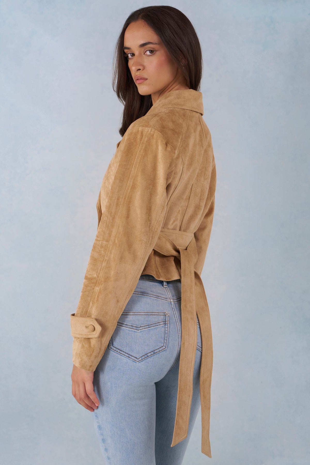 ⁣⁢Kurze Jacke aus Kunstwildleder mit Gürtel in Tan⁤⁣ - 2