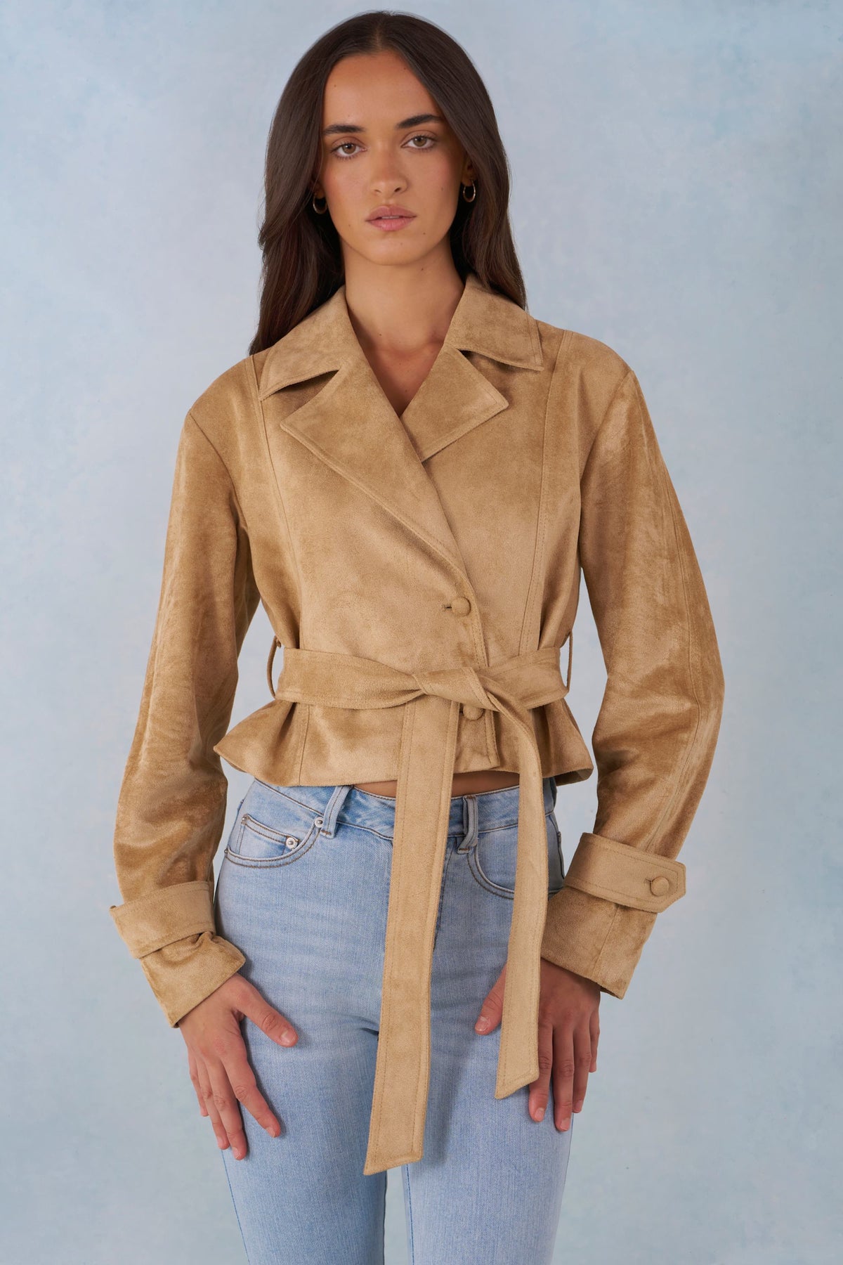 ⁣⁢Kurze Jacke aus Kunstwildleder mit Gürtel in Tan⁤⁣