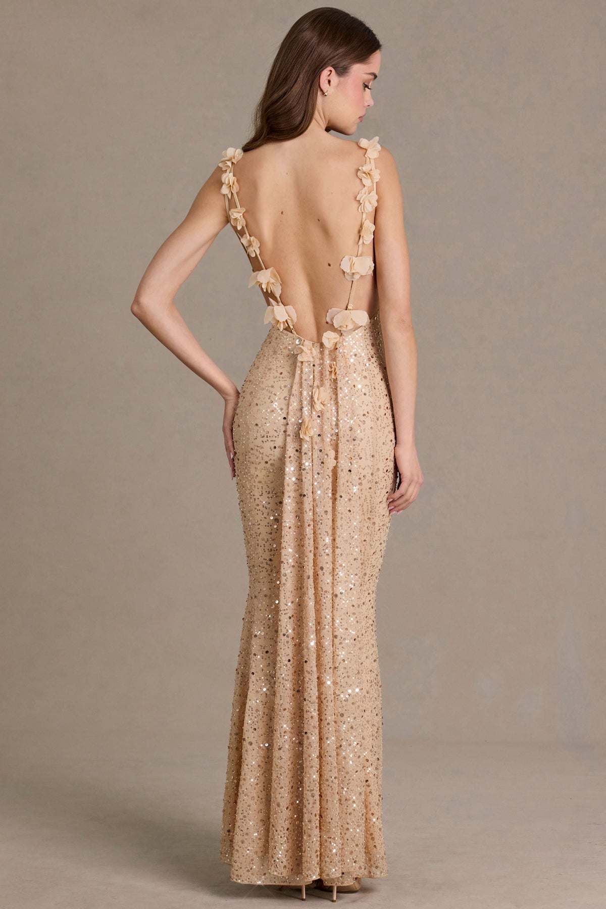 ⁣⁢Verziertes rückenfreies Maxikleid in Gold⁤⁣