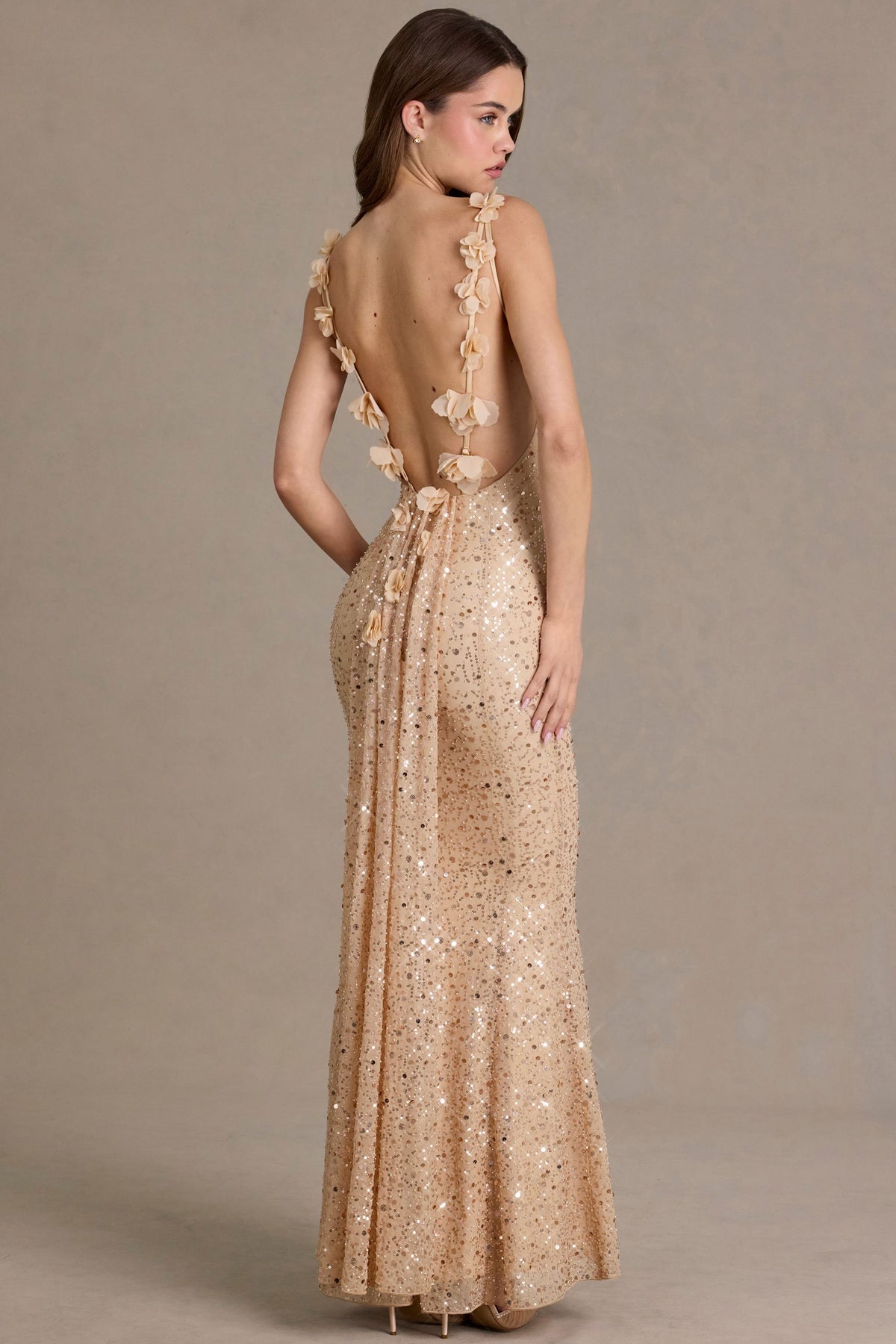 ⁣⁢Verziertes rückenfreies Maxikleid in Gold⁤⁣