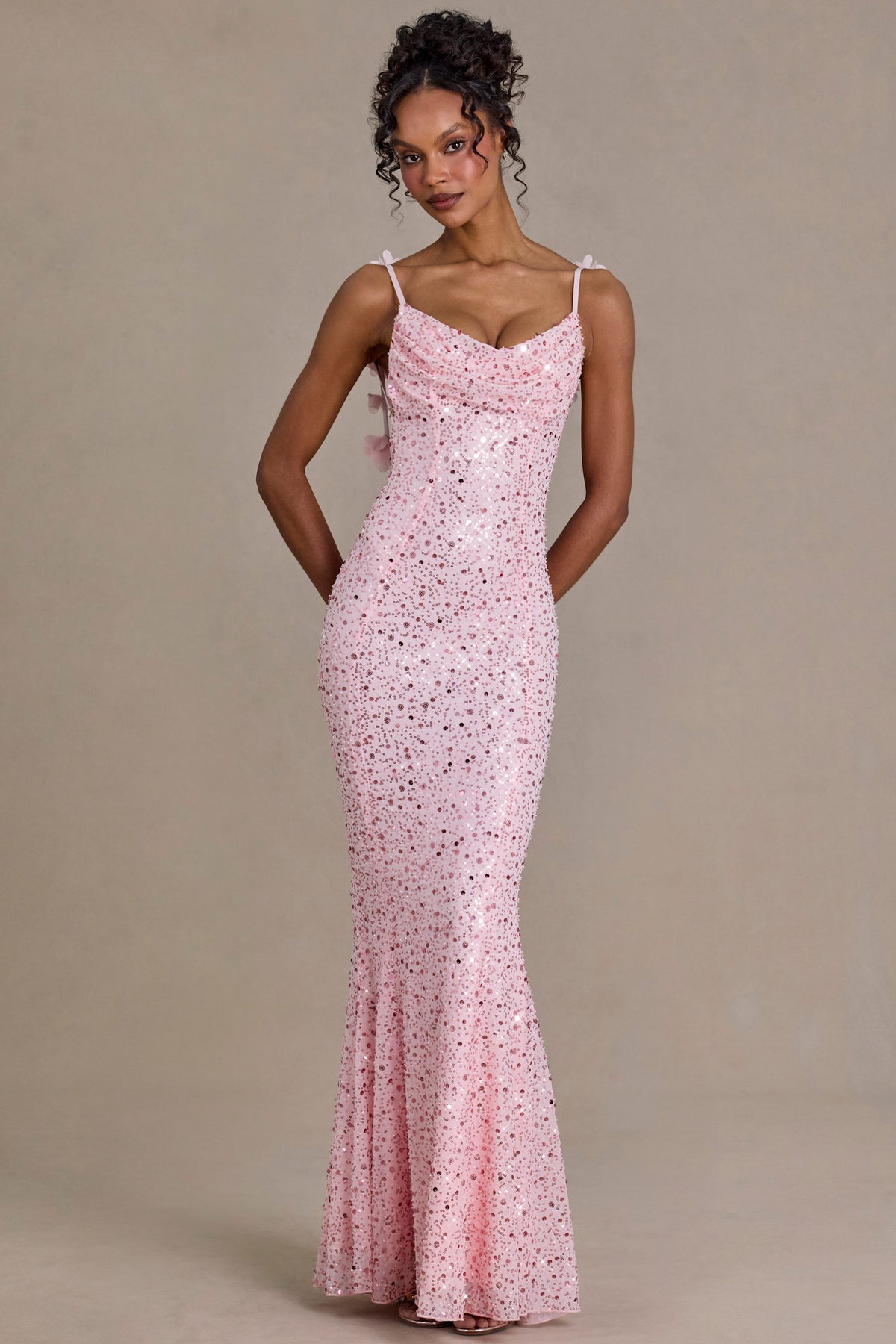 ⁣⁢Verziertes rückenfreies Maxikleid in Babyrosa⁤⁣ - 1