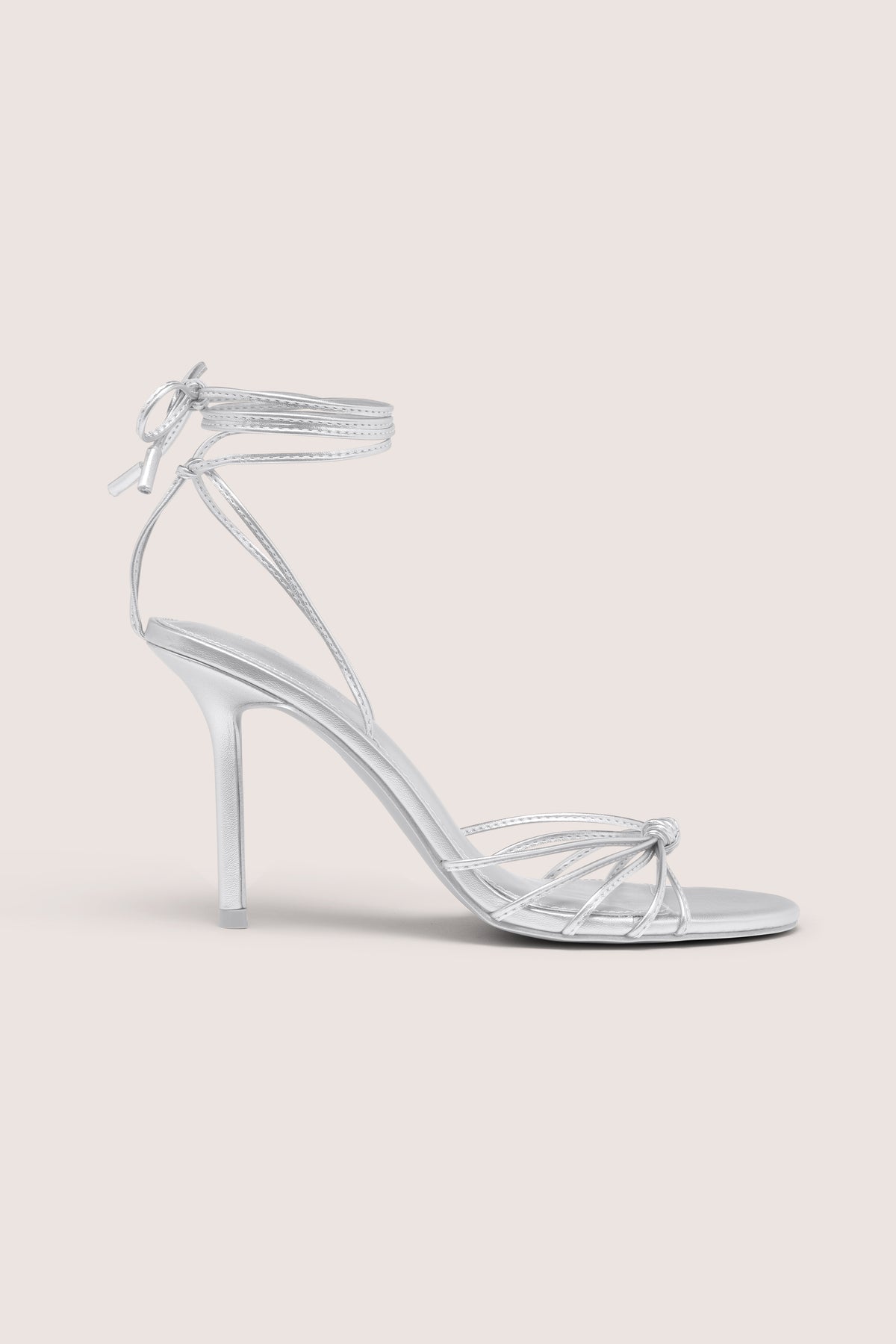 ⁣⁢Sandalen mit Absatz und Schnürung in Silber⁤⁣