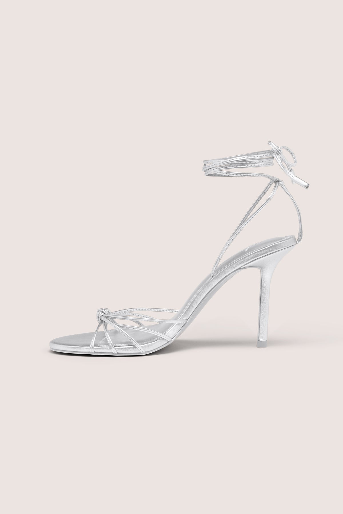 ⁣⁢Sandalen mit Absatz und Schnürung in Silber⁤⁣