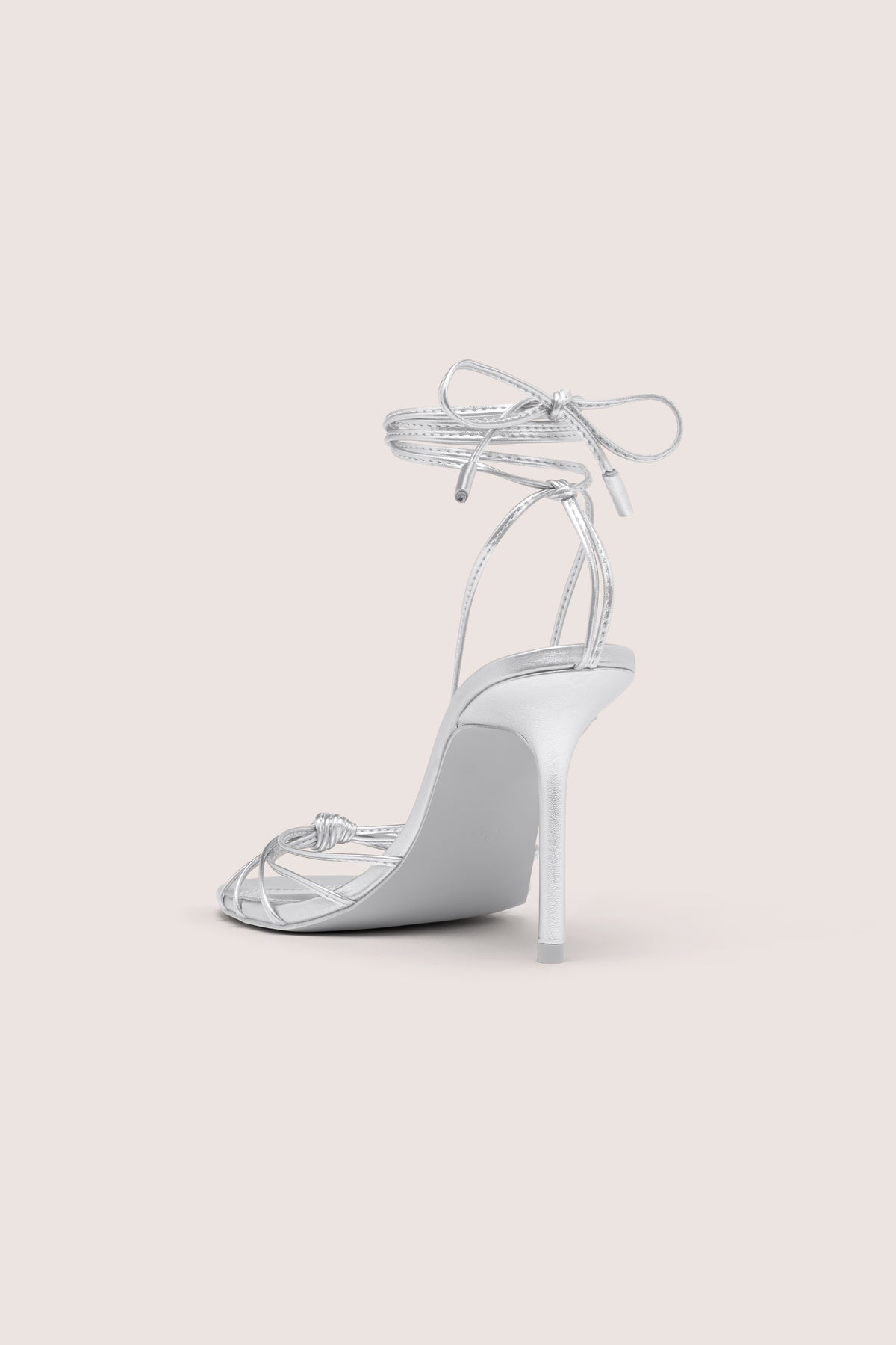 ⁣⁢Sandalen mit Absatz und Schnürung in Silber⁤⁣