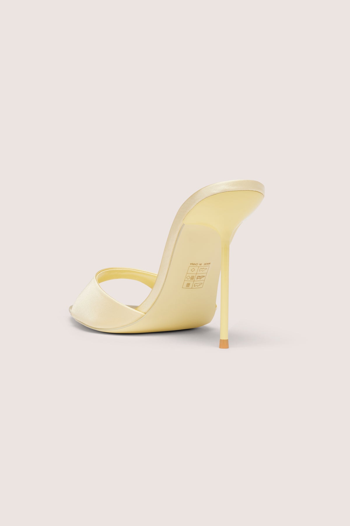 ⁣⁢Satin-Mules mit Absatz in Buttergelb⁤⁣