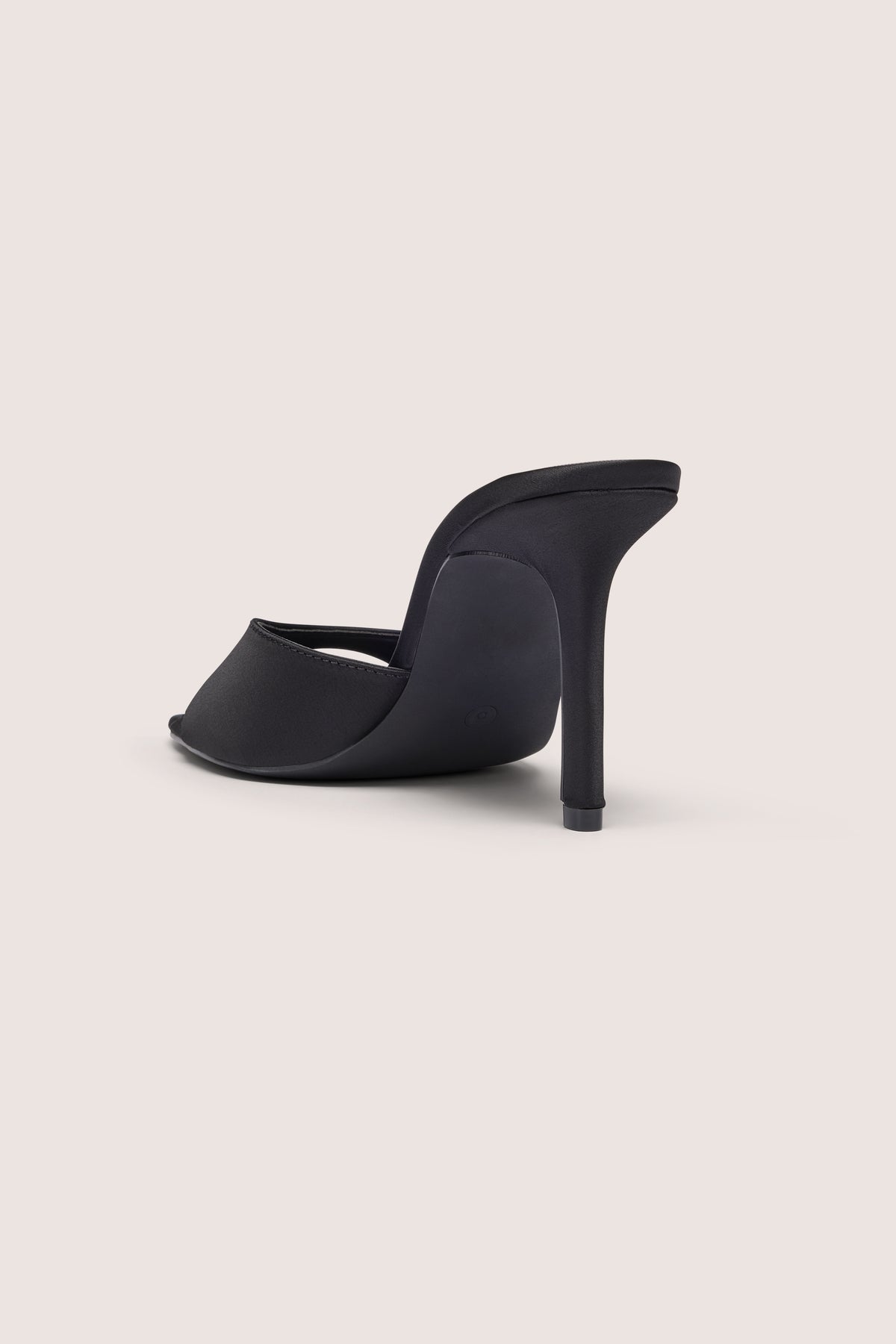 ⁣⁢Mulesandalen aus Satin mit Absatz in Schwarz⁤⁣ - 2