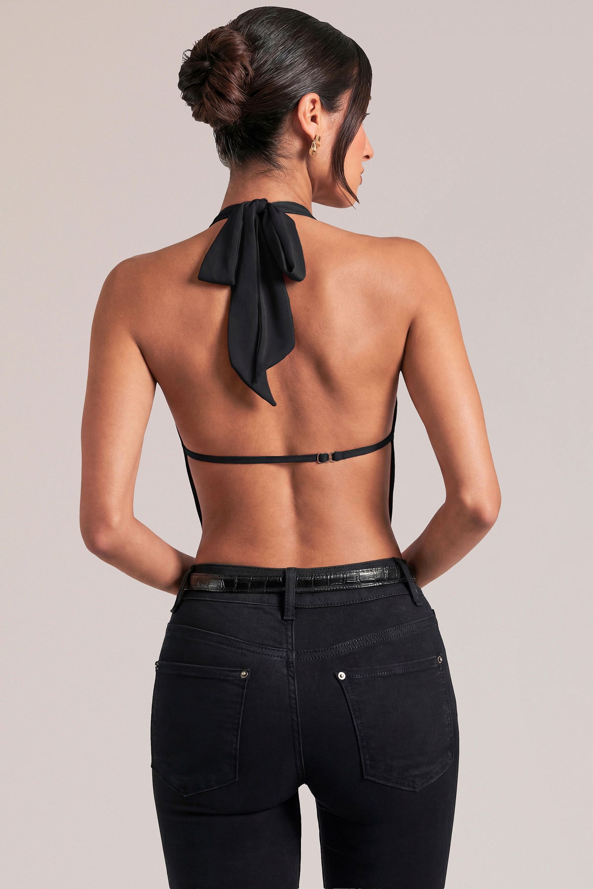 ⁣⁢Drapiertes Top mit Wasserfallausschnitt in Schwarz⁤⁣