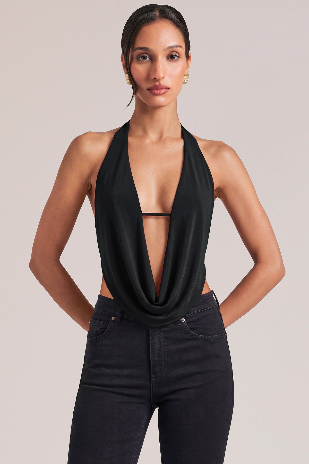⁣⁢Drapiertes Top mit Wasserfallausschnitt in Schwarz⁤⁣
