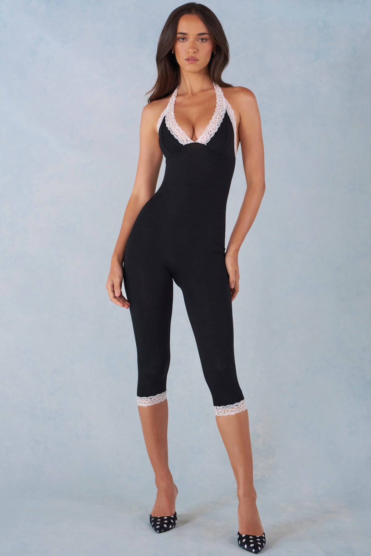 ⁣⁢Modal Jumpsuit mit Spitzenbesatz Capri in Schwarz⁤⁣