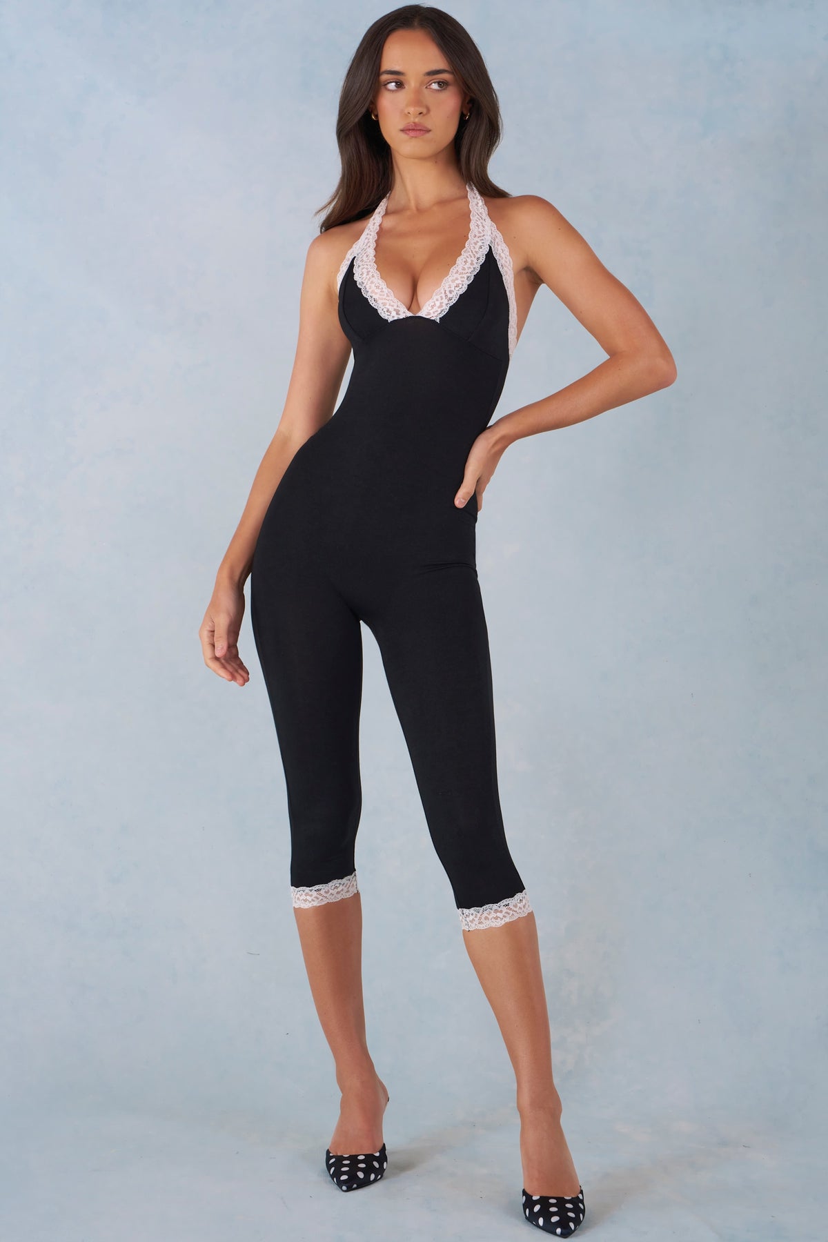 ⁣⁢Modal Jumpsuit mit Spitzenbesatz Capri in Schwarz⁤⁣