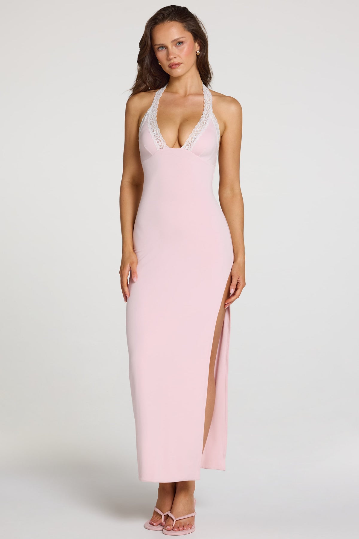 ⁣⁢Maxikleid mit Spitzenbesatz aus Modal in Baby Pink⁤⁣ - 1