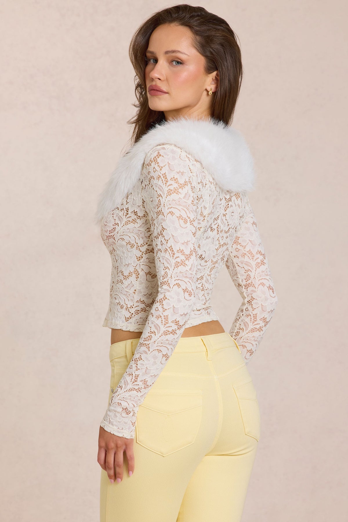 ⁣⁢Spitzen-Cardigan aus Kunstfellbesatz in Ivory⁤⁣