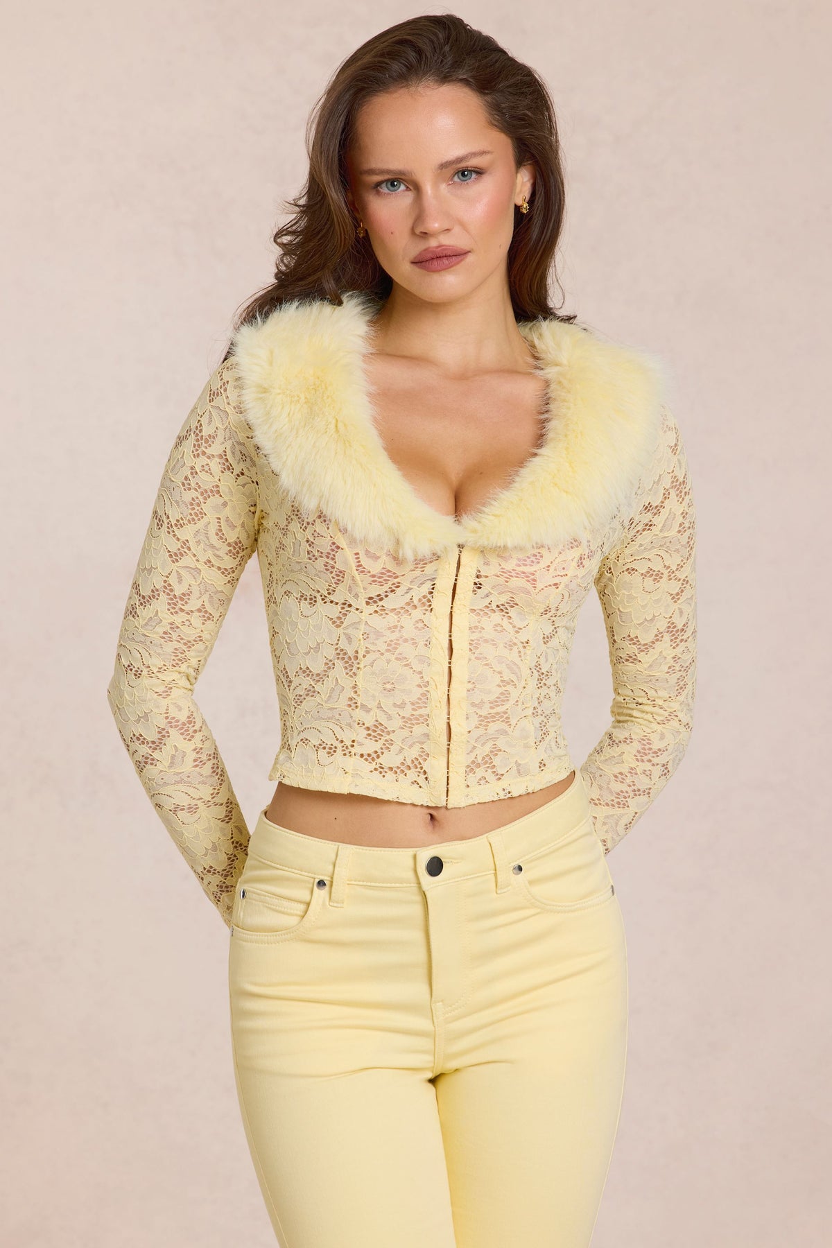 ⁣⁢Cardigan mit Spitze und Kunstfellbesatz in Zitronengelb⁤⁣