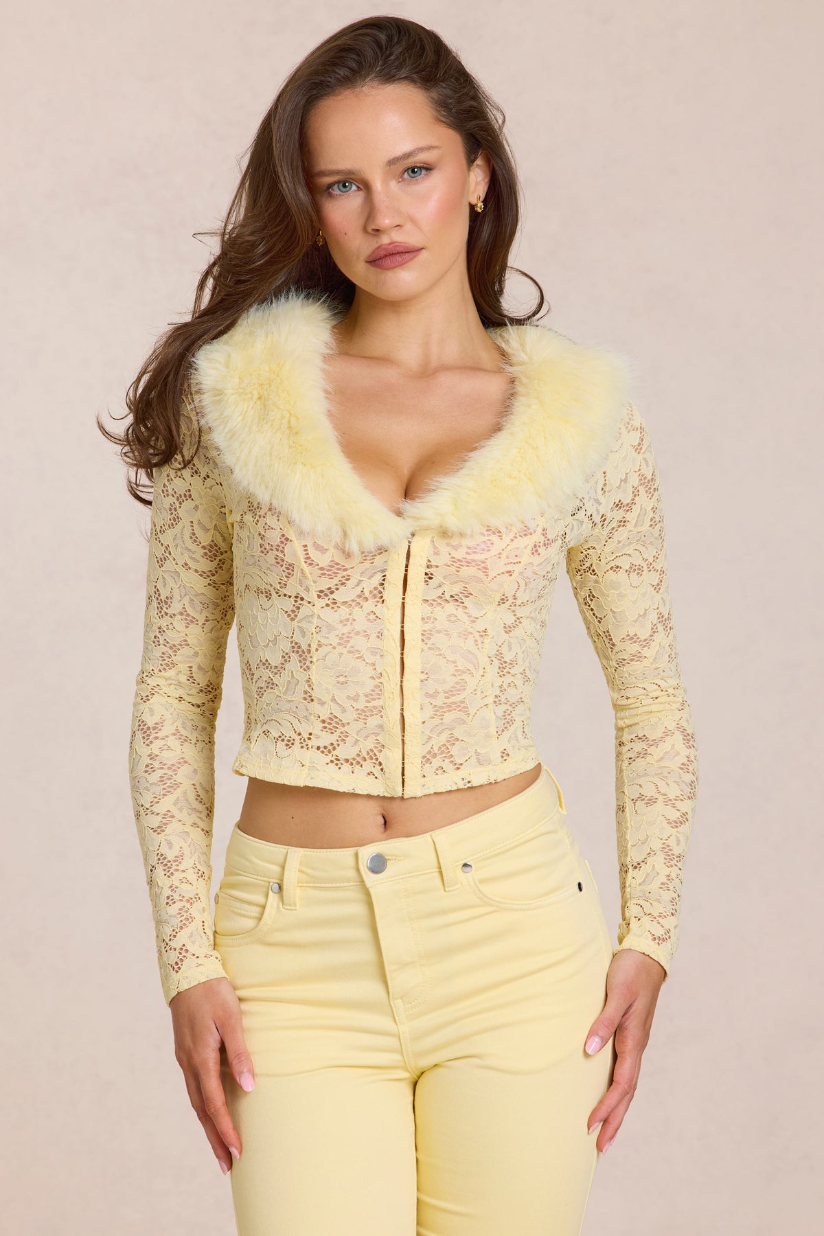 ⁣⁢Cardigan mit Spitze und Kunstfellbesatz in Zitronengelb⁤⁣