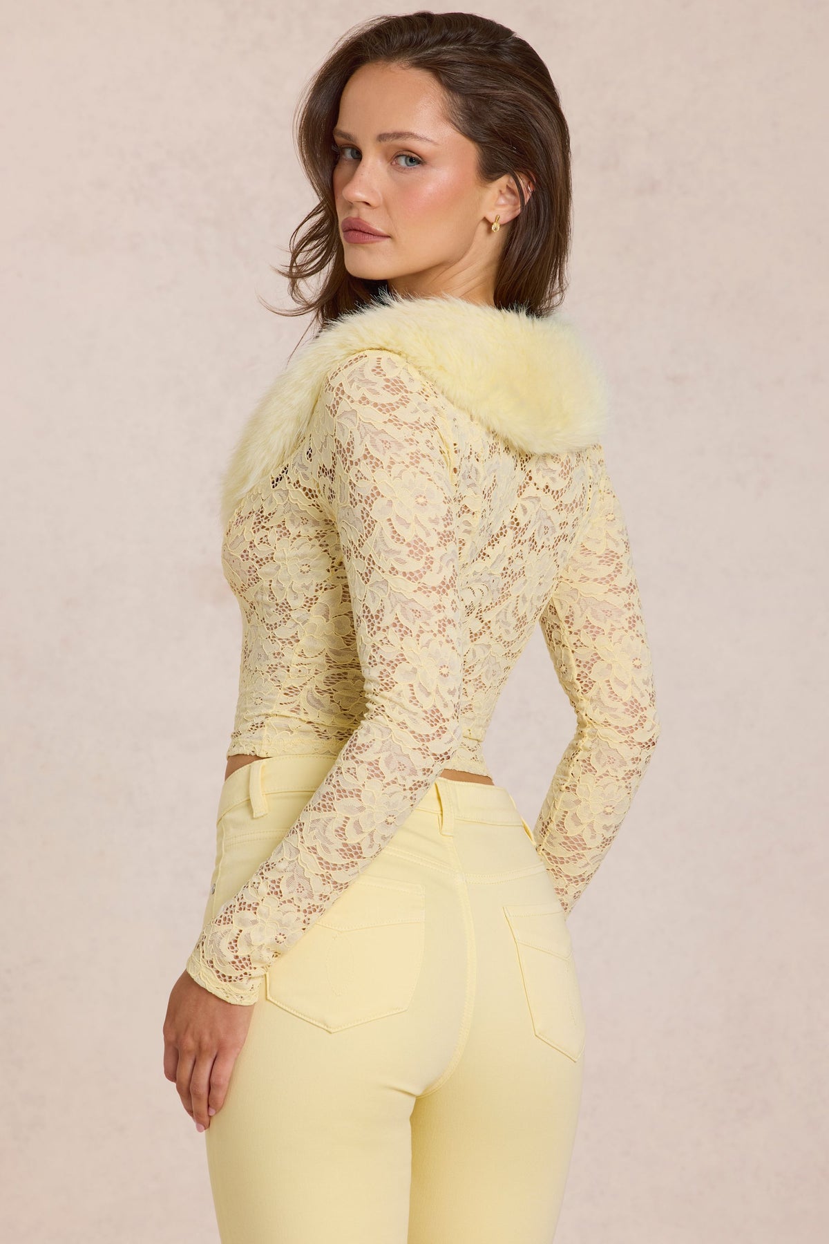 ⁣⁢Cardigan mit Spitze und Kunstfellbesatz in Zitronengelb⁤⁣