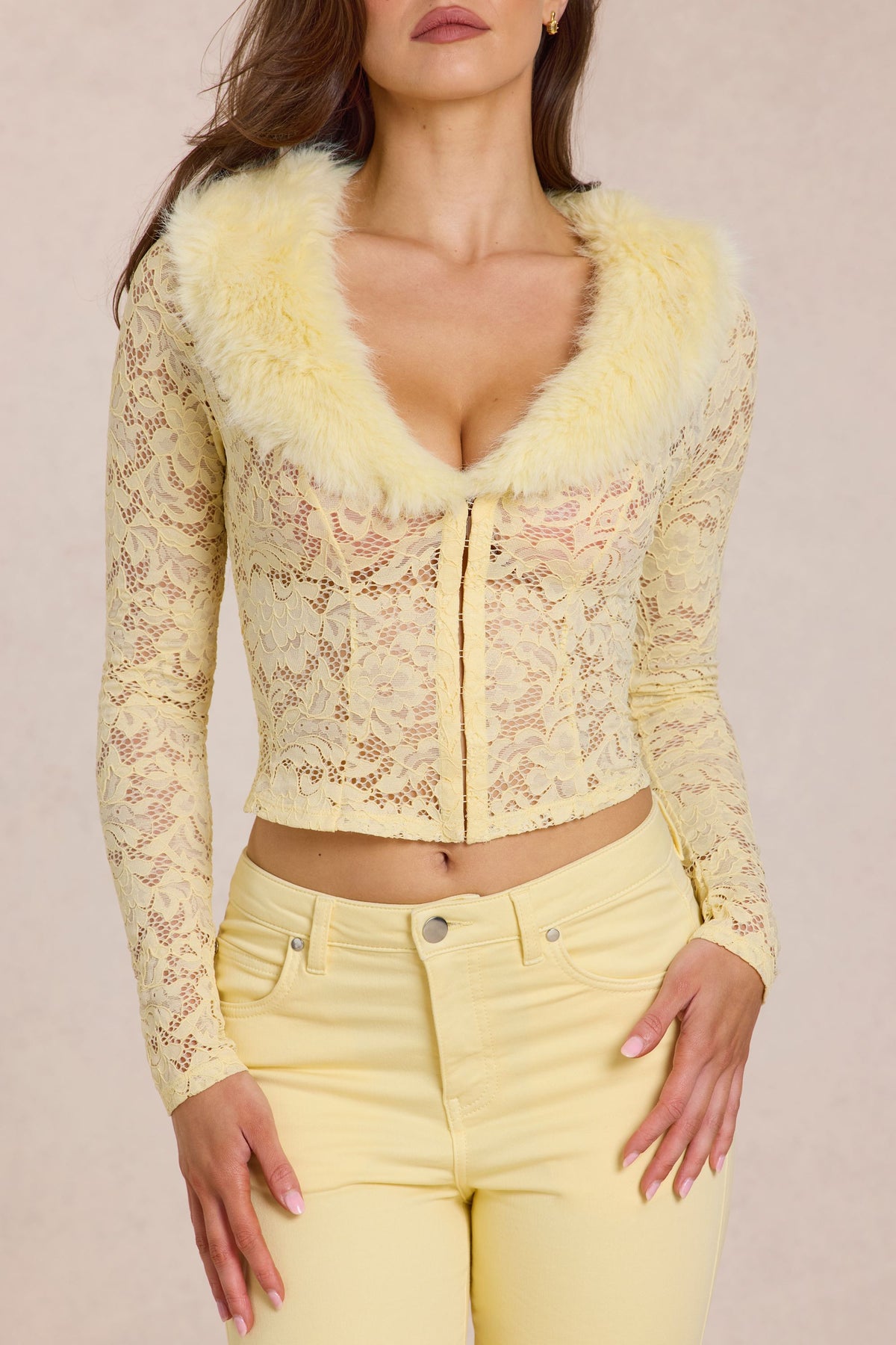 ⁣⁢Cardigan mit Spitze und Kunstfellbesatz in Zitronengelb⁤⁣