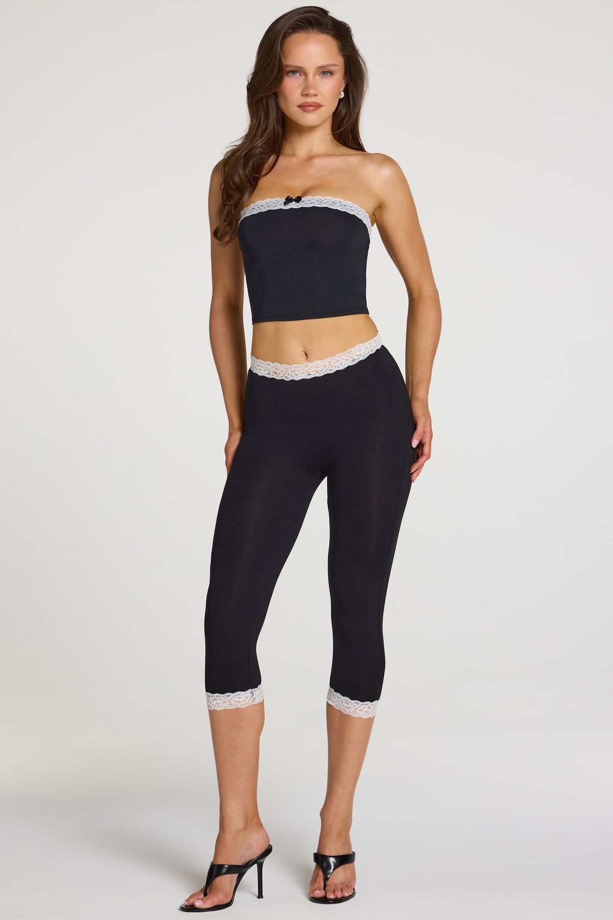 ⁣⁢Modal-Capri-Leggings mit Spitzenbesatz und Mid-Rise-Bund in Schwarz⁤⁣ - 1