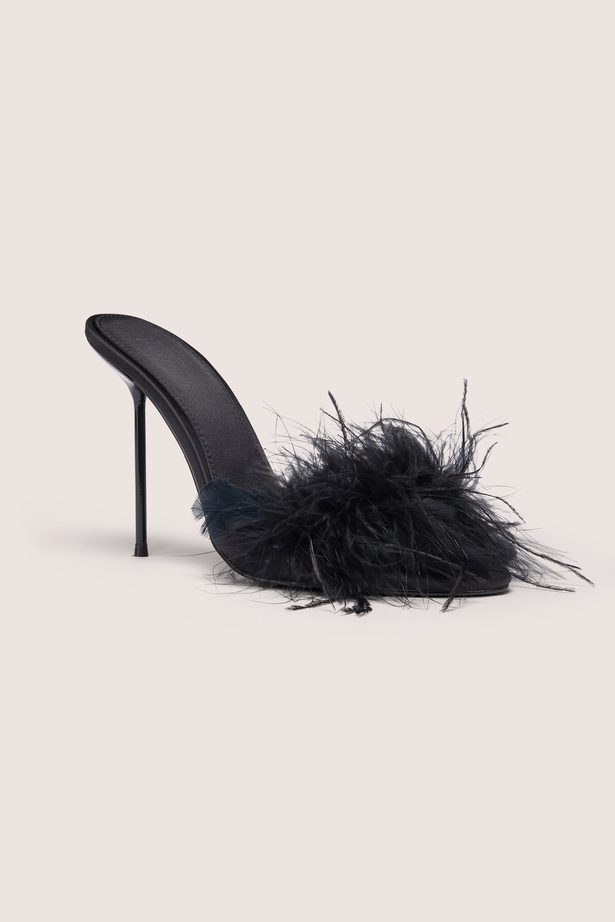 ⁣⁢Geflügelte Satin-Mule mit Absatz in Schwarz⁤⁣ - 1