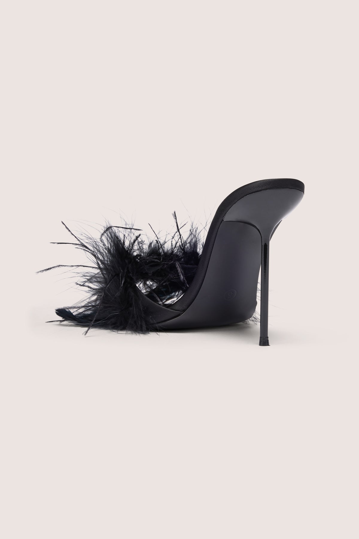 ⁣⁢Geflügelte Satin-Mule mit Absatz in Schwarz⁤⁣ - 2