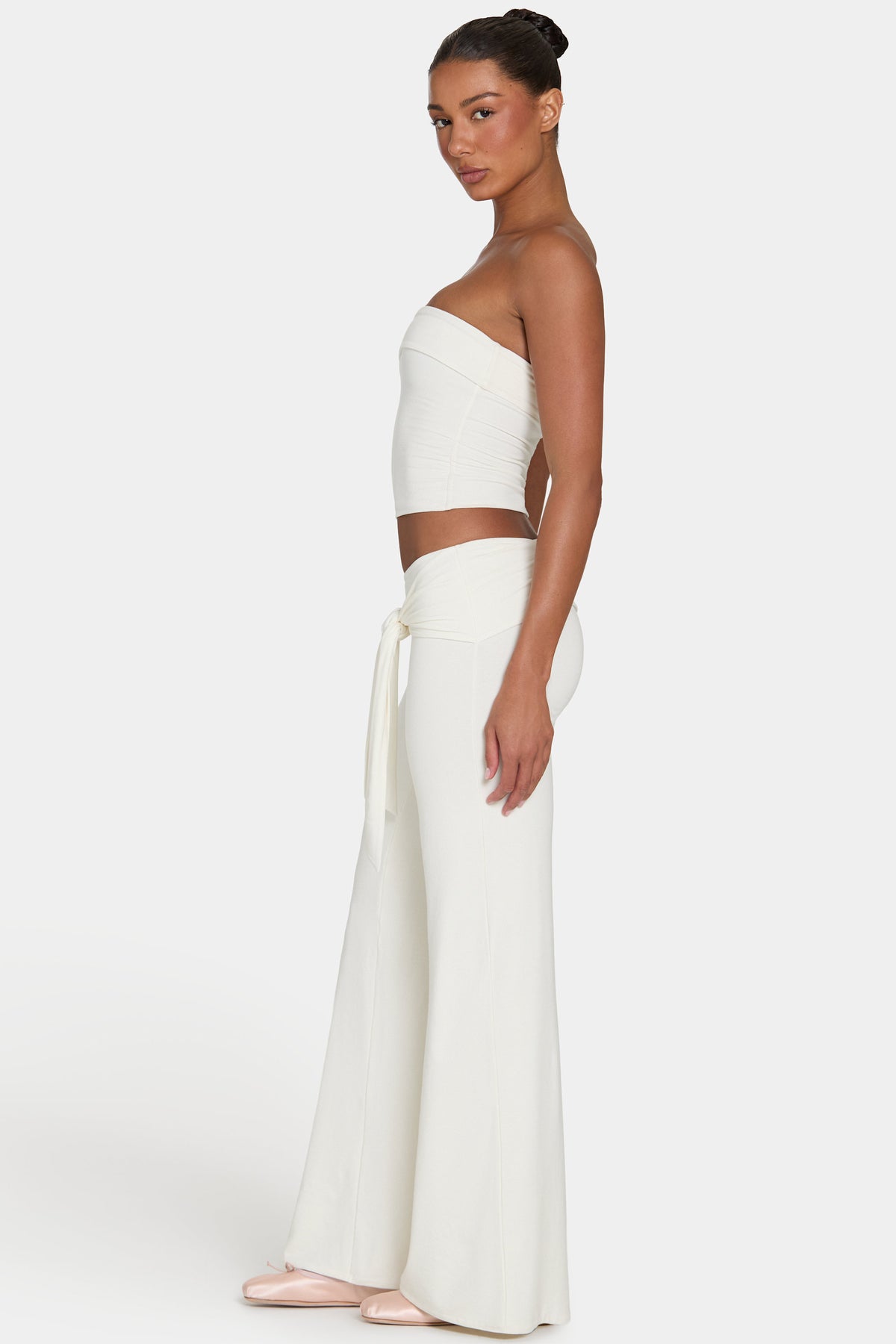 ⁣⁢ButterCloud™ Wide-Leg-Hose mit Bindegürtel in Kokosweiß⁤⁣