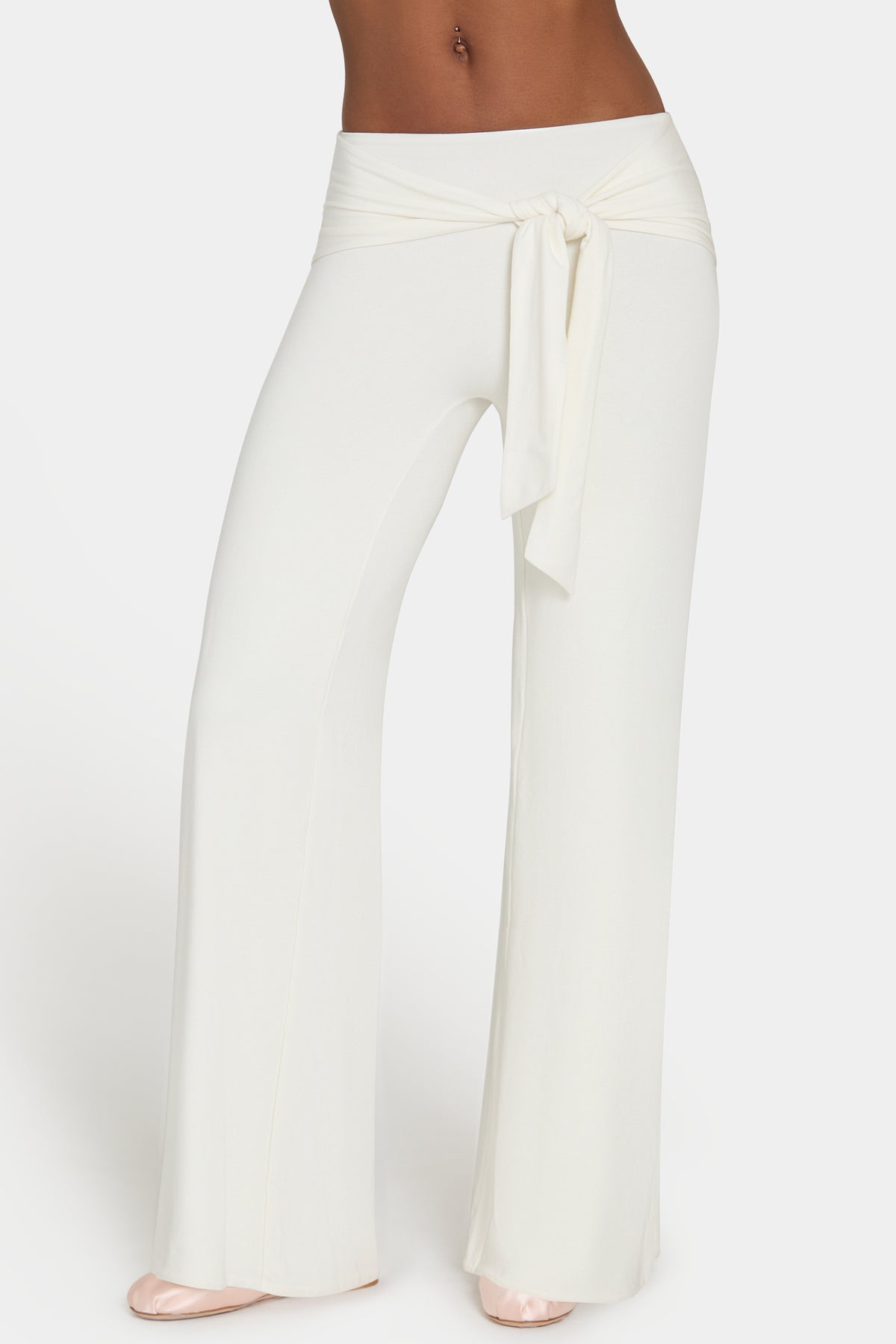 ⁣⁢ButterCloud™ Wide-Leg-Hose mit Bindegürtel in Kokosweiß⁤⁣