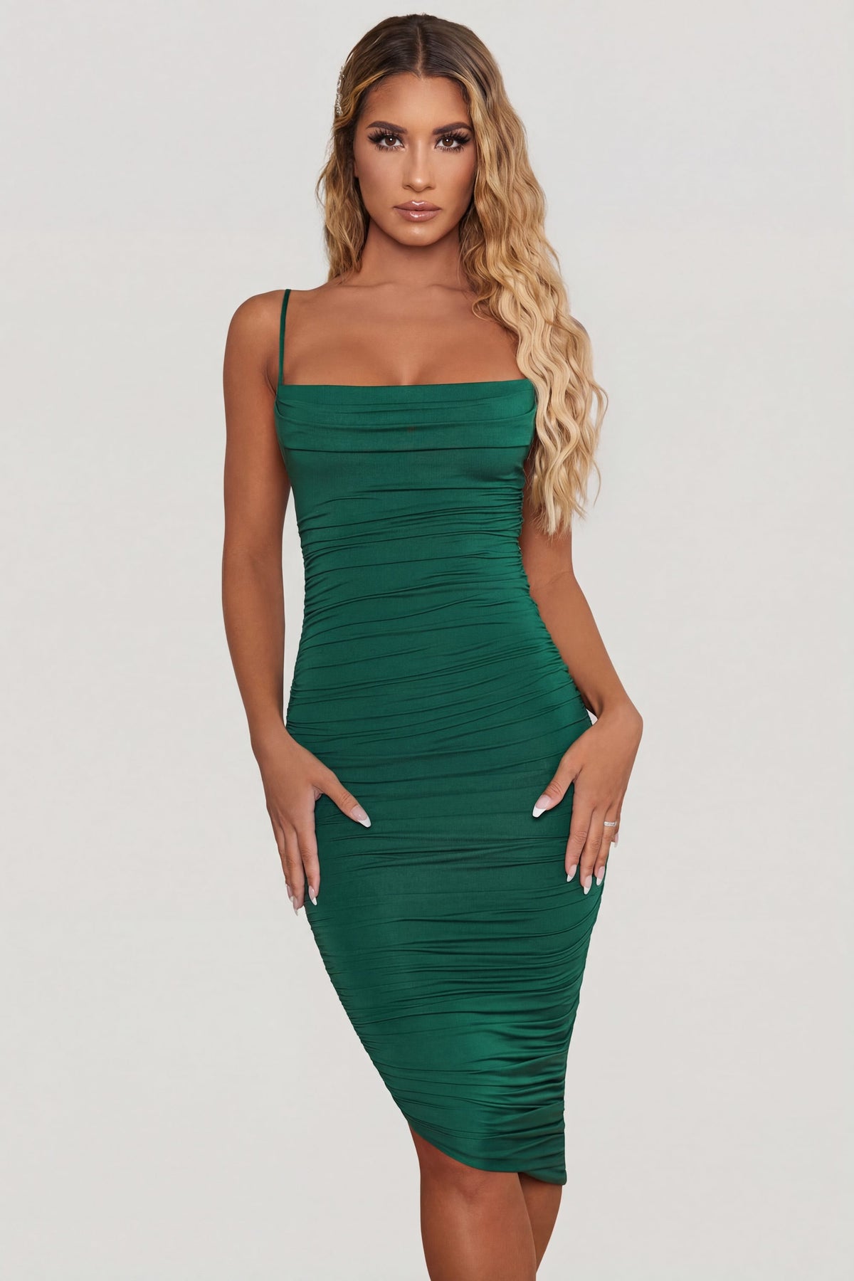 ⁣⁢Midikleid mit Wasserfallausschnitt und Raffung im Bodycon-Schnitt in Grün⁤⁣