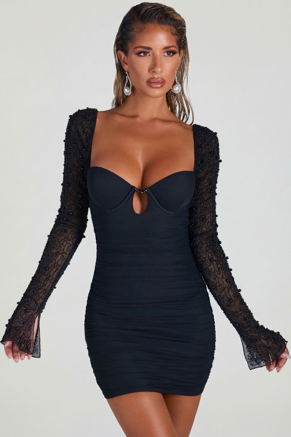 ⁣⁢Verziertes langärmliges Minikleid in Schwarz⁤⁣