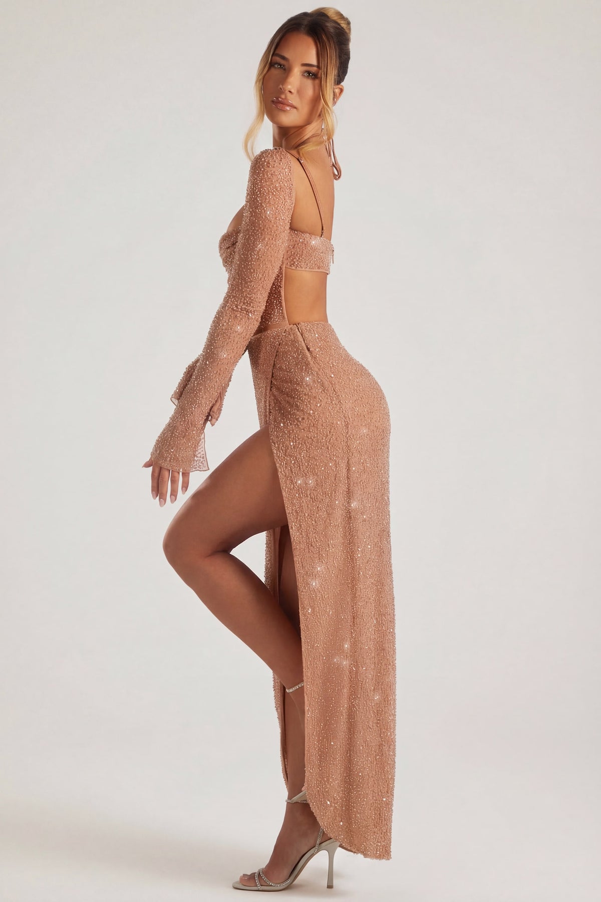 ⁣⁢Verziertes Maxikleid mit Wasserfallausschnitt in Latte⁤⁣