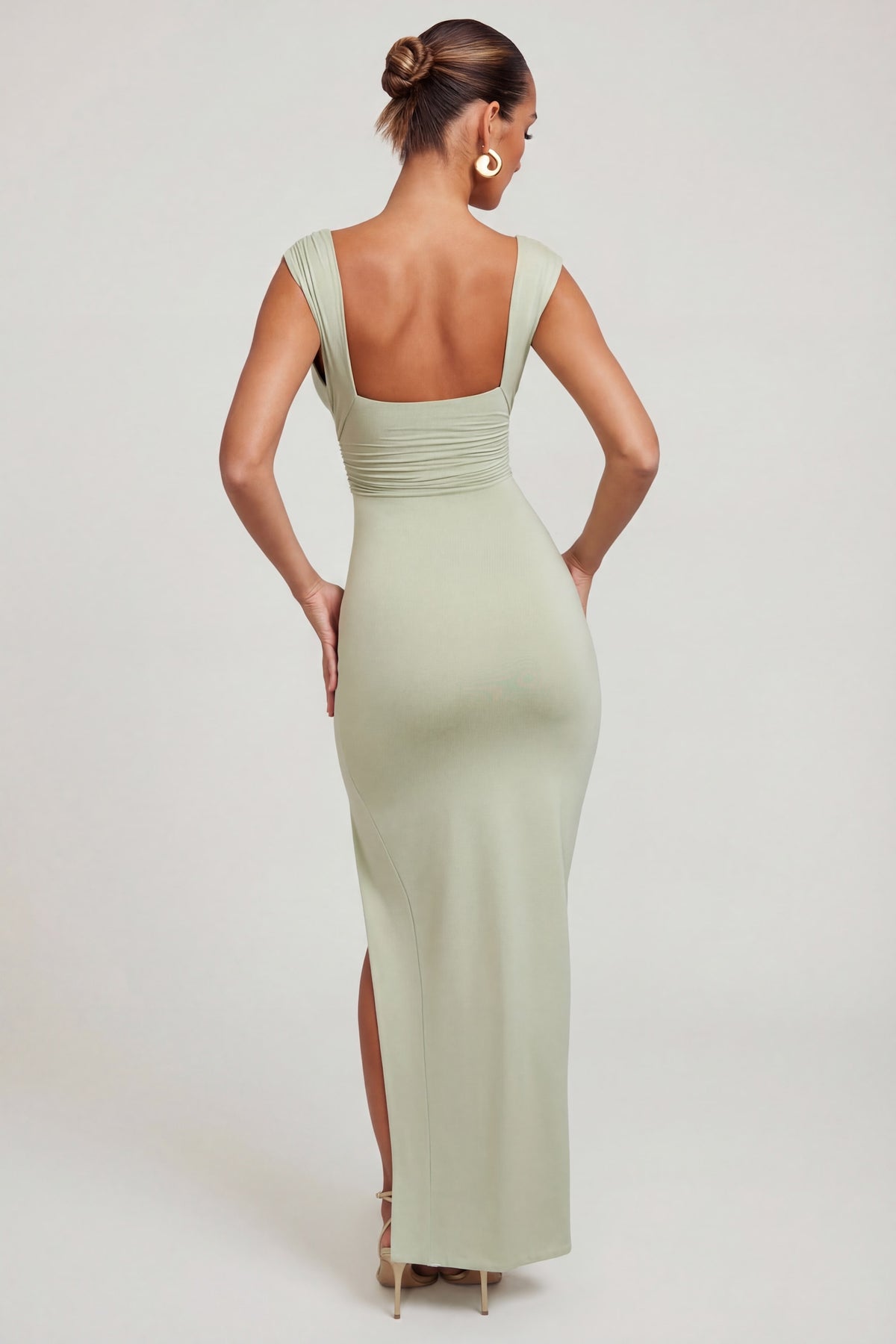 ⁣⁢Maxikleid mit tiefem Ausschnitt und hohem Schlitz in Salbeigrün⁤⁣
