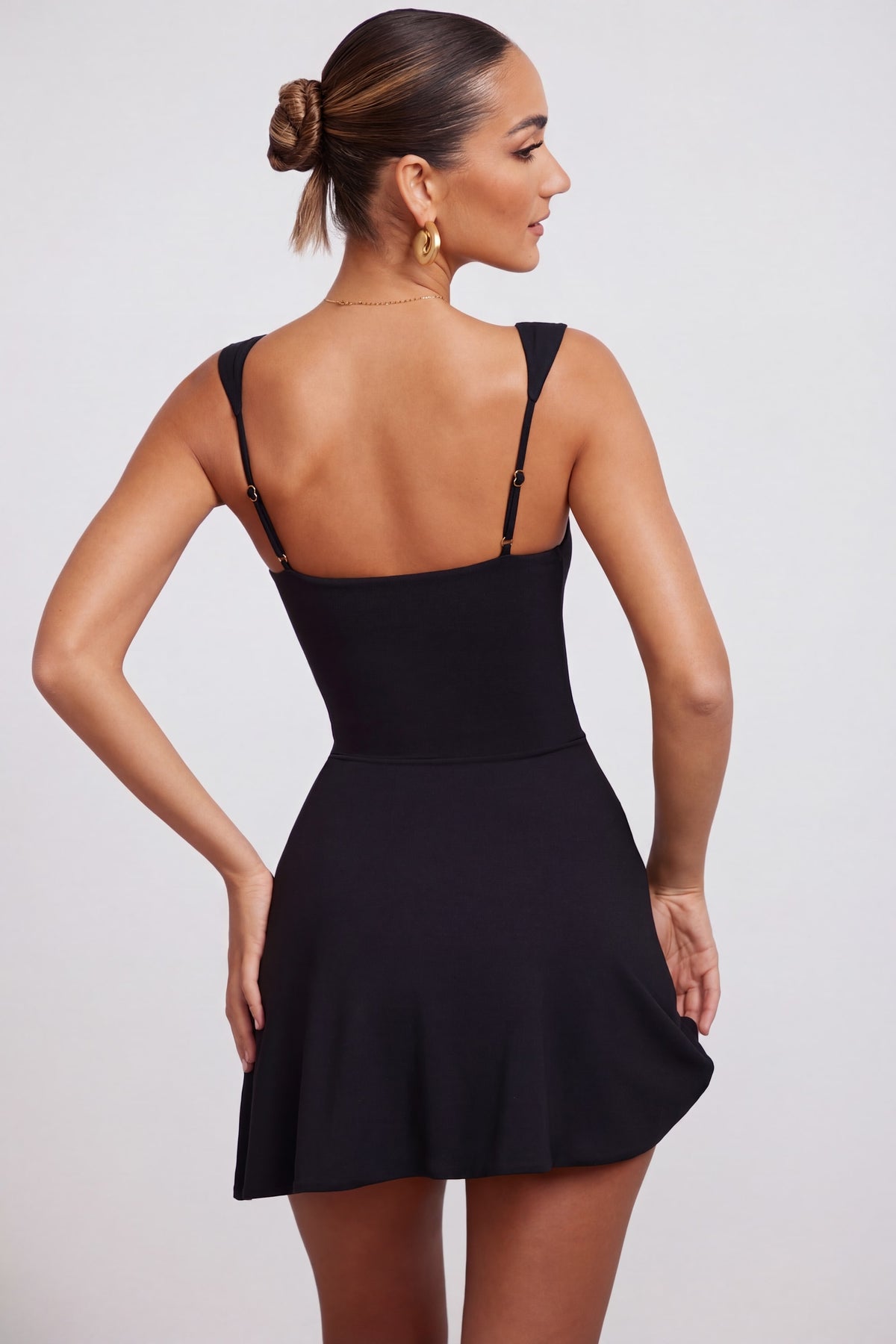 ⁣⁢Minikleid mit Herzausschnitt in Schwarz⁤⁣