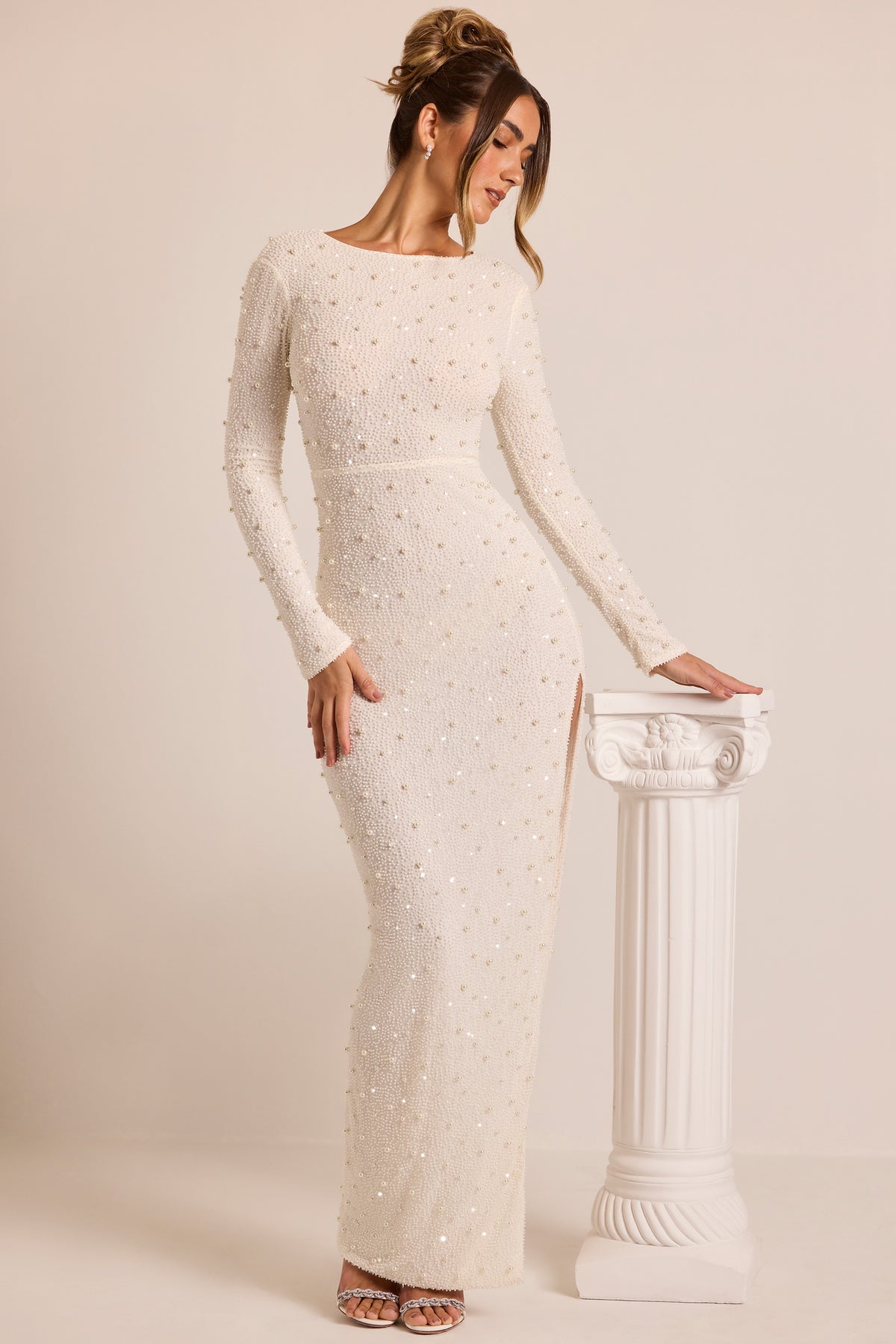 ⁣⁢Verziertes langärmliges rückenfreies Maxikleid in Weiß⁤⁣