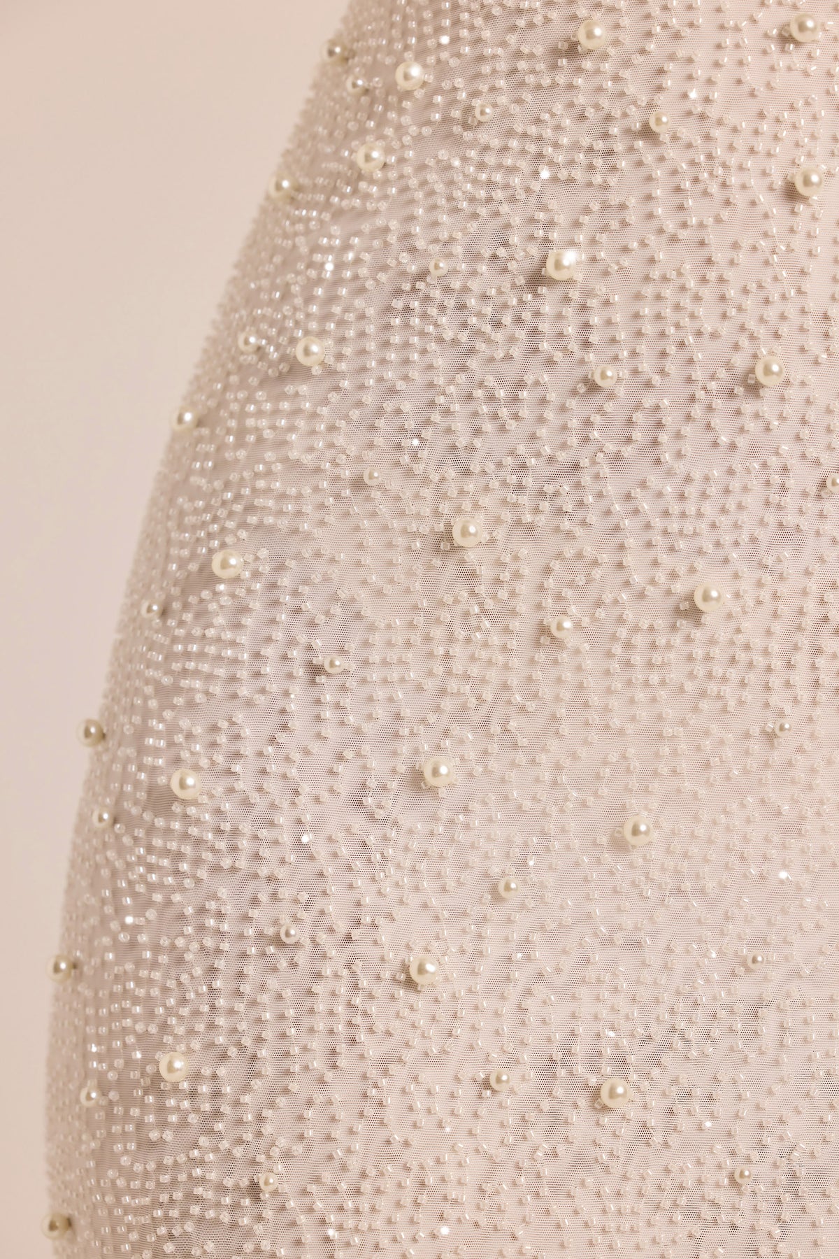 ⁣⁢Verziertes langärmliges rückenfreies Maxikleid in Weiß⁤⁣