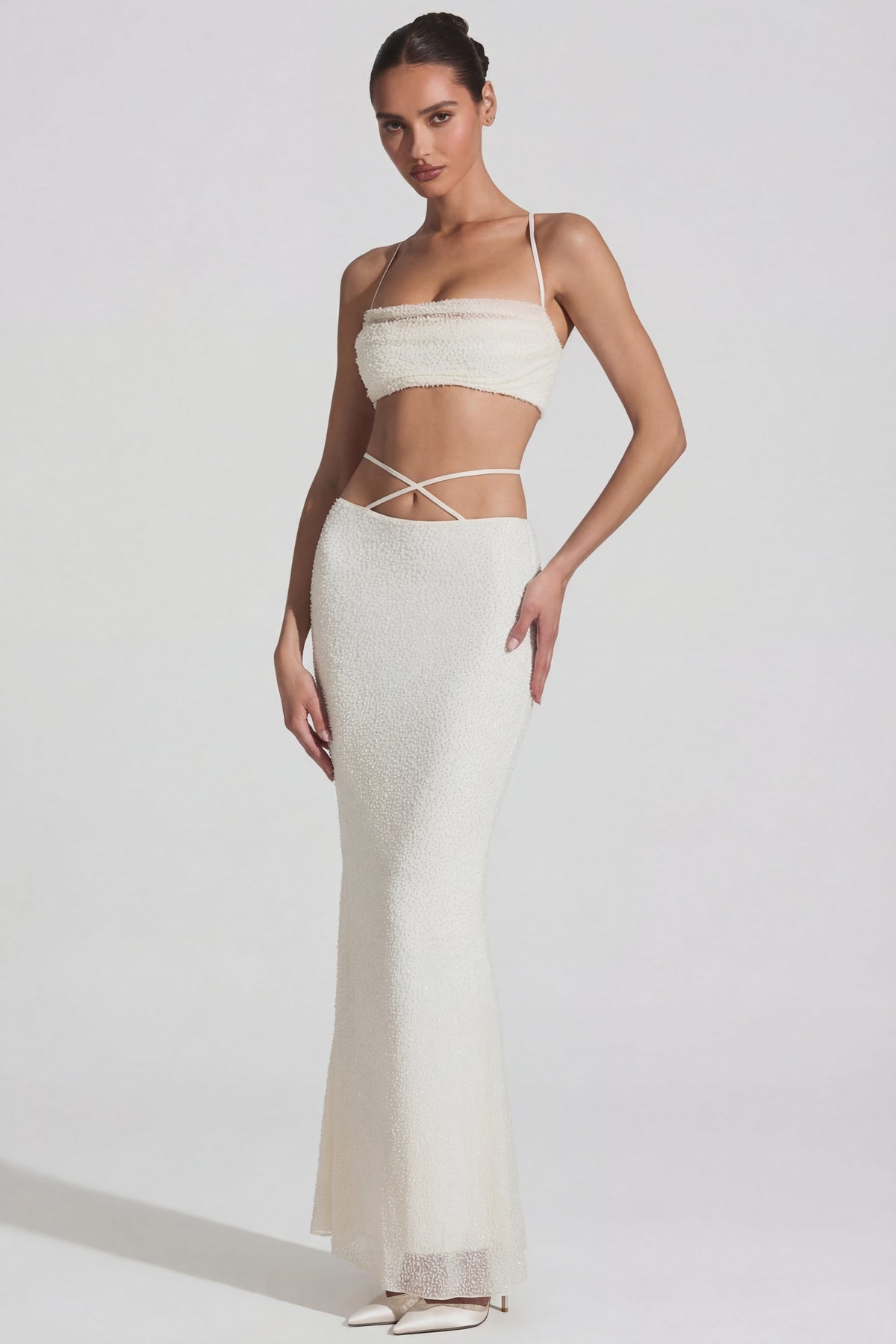 ⁣⁢Verziertes Crop-Top mit überkreuzten Trägern am Rücken in Weiß⁤⁣