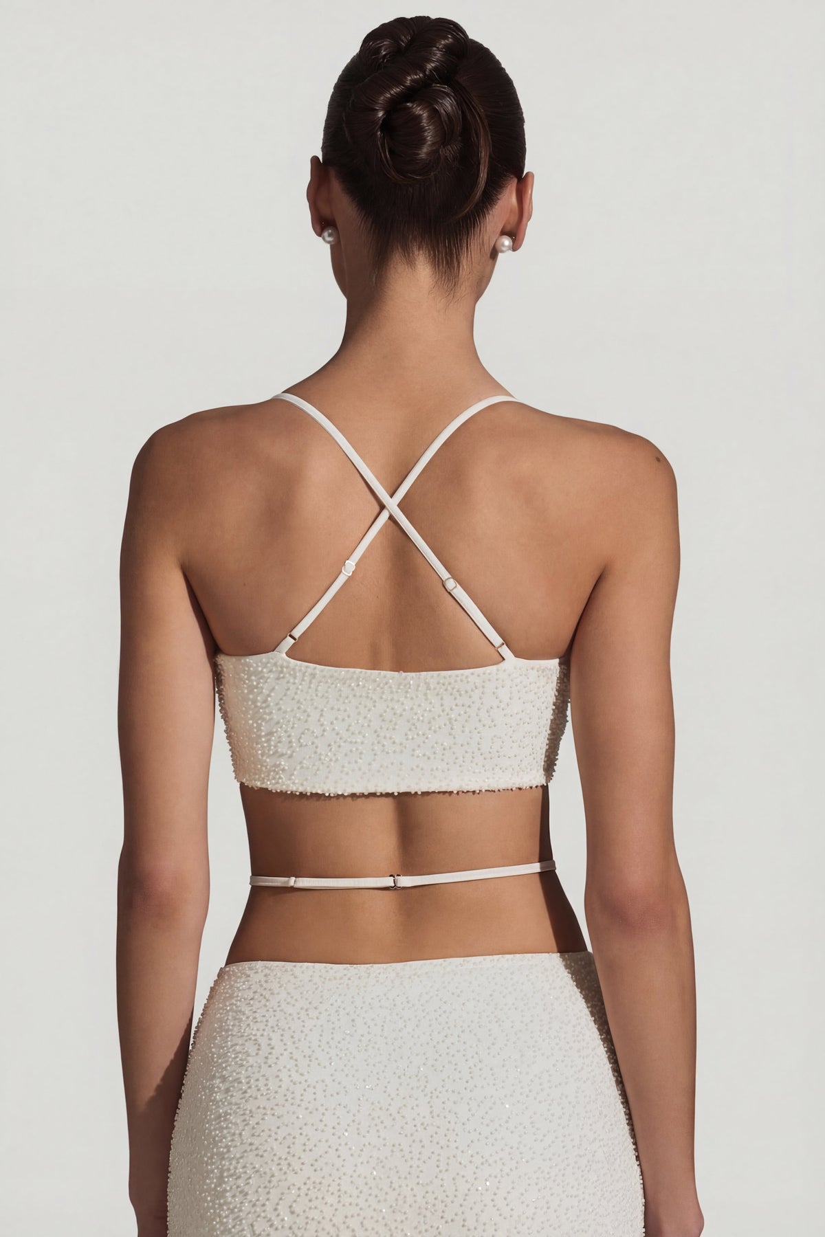 ⁣⁢Verziertes Crop-Top mit überkreuzten Trägern am Rücken in Weiß⁤⁣