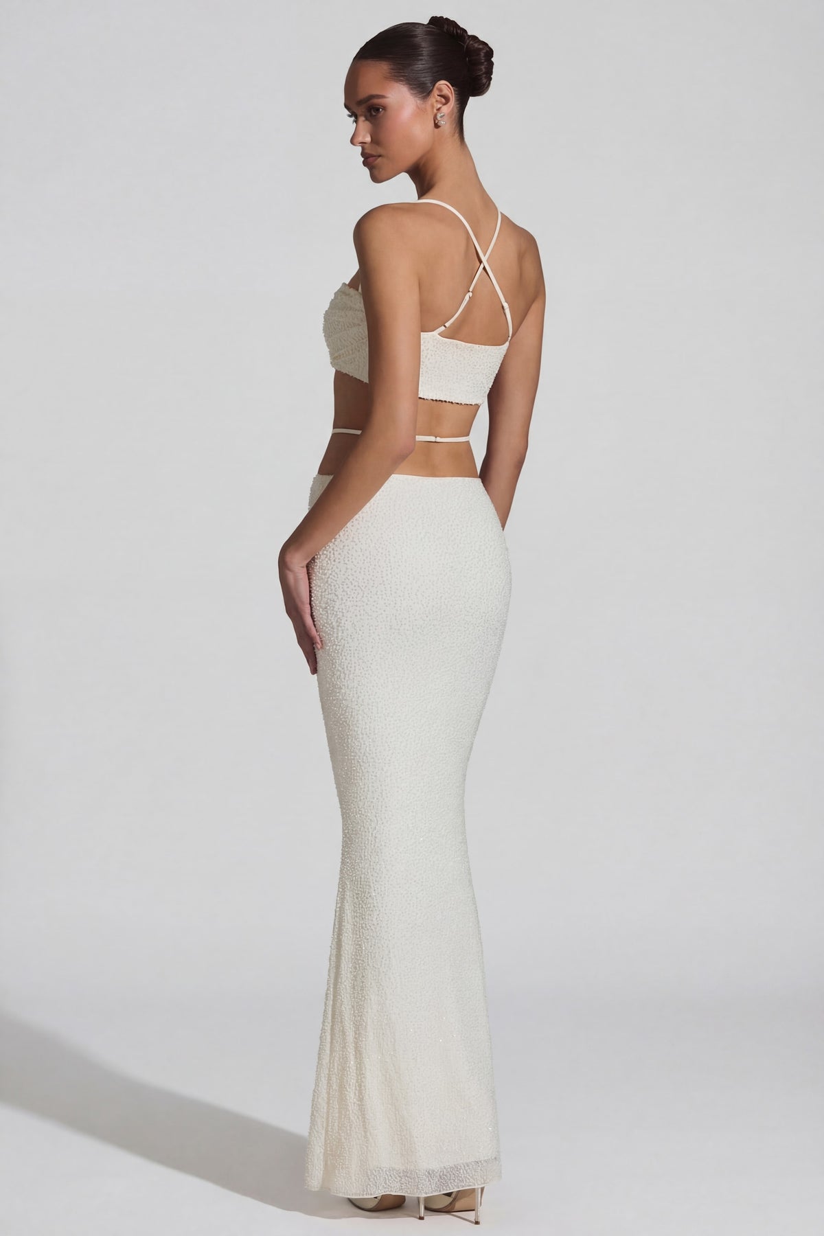⁣⁢Verziertes Crop-Top mit überkreuzten Trägern am Rücken in Weiß⁤⁣