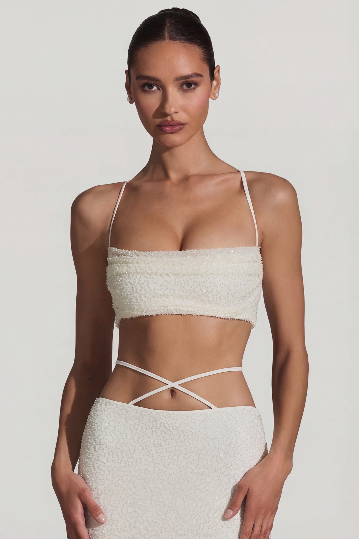 ⁣⁢Verziertes Crop-Top mit überkreuzten Trägern am Rücken in Weiß⁤⁣