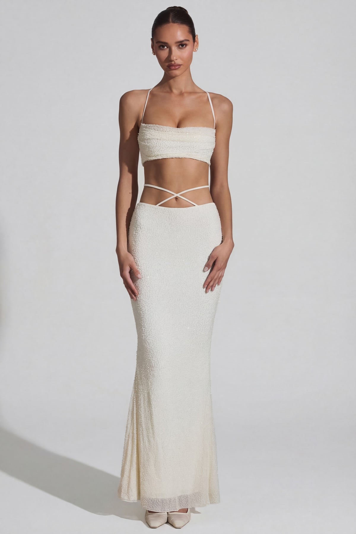 ⁣⁢Verziertes Crop-Top mit überkreuzten Trägern am Rücken in Weiß⁤⁣