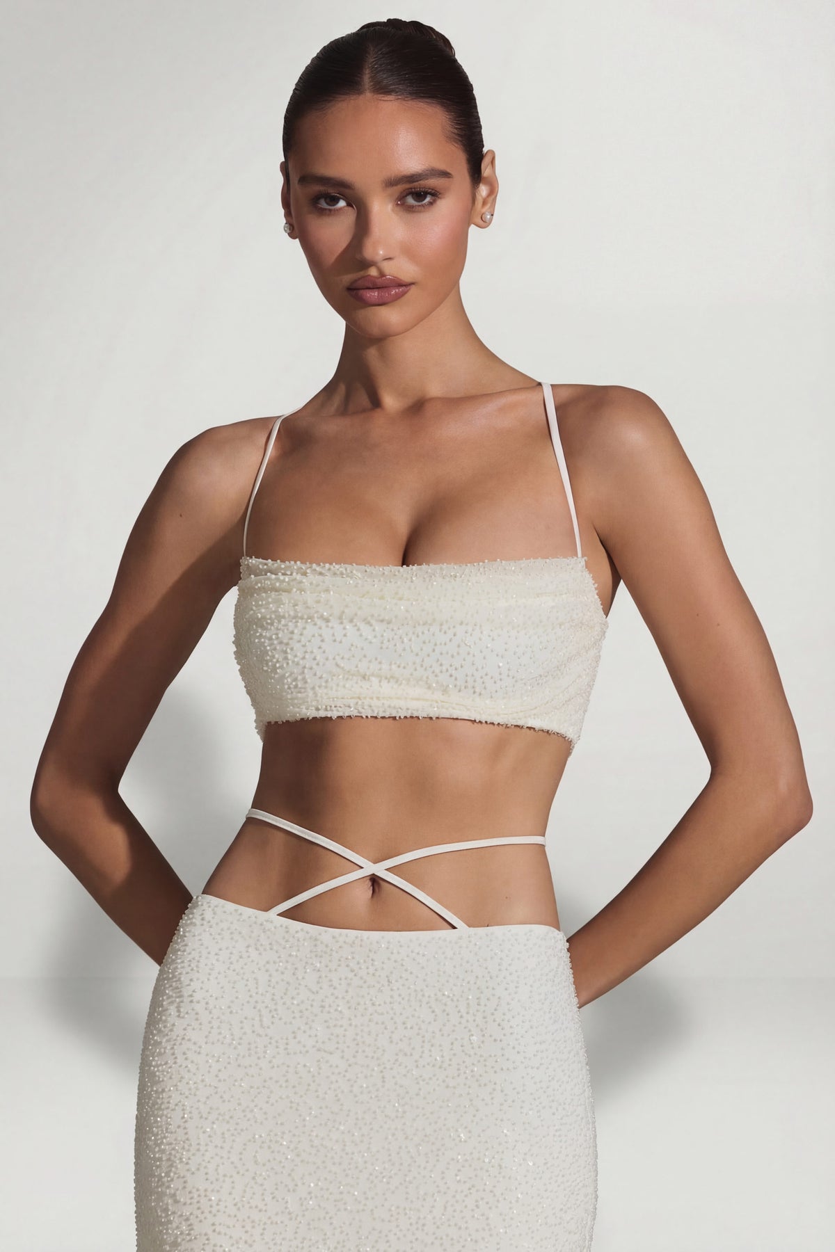 ⁣⁢Verziertes Crop-Top mit überkreuzten Trägern am Rücken in Weiß⁤⁣