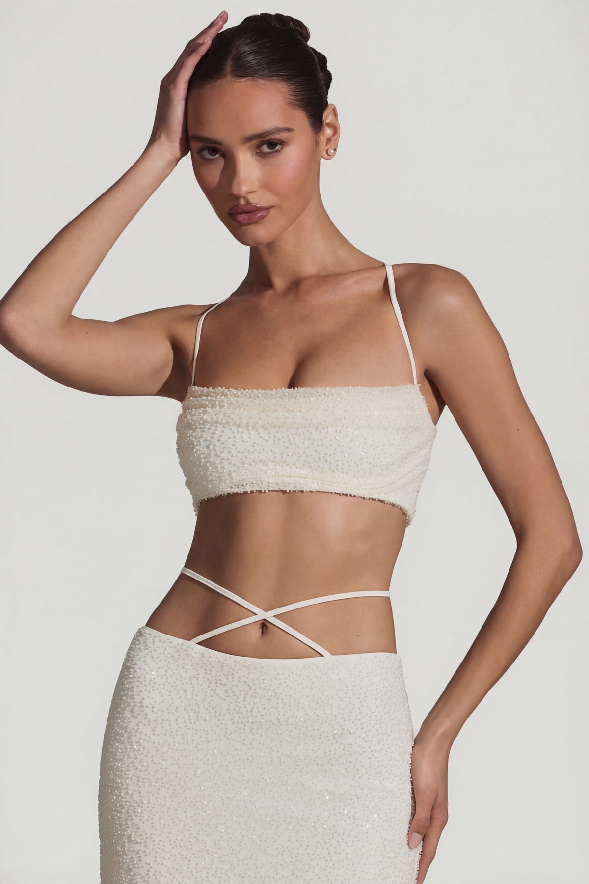 ⁣⁢Verziertes Crop-Top mit überkreuzten Trägern am Rücken in Weiß⁤⁣