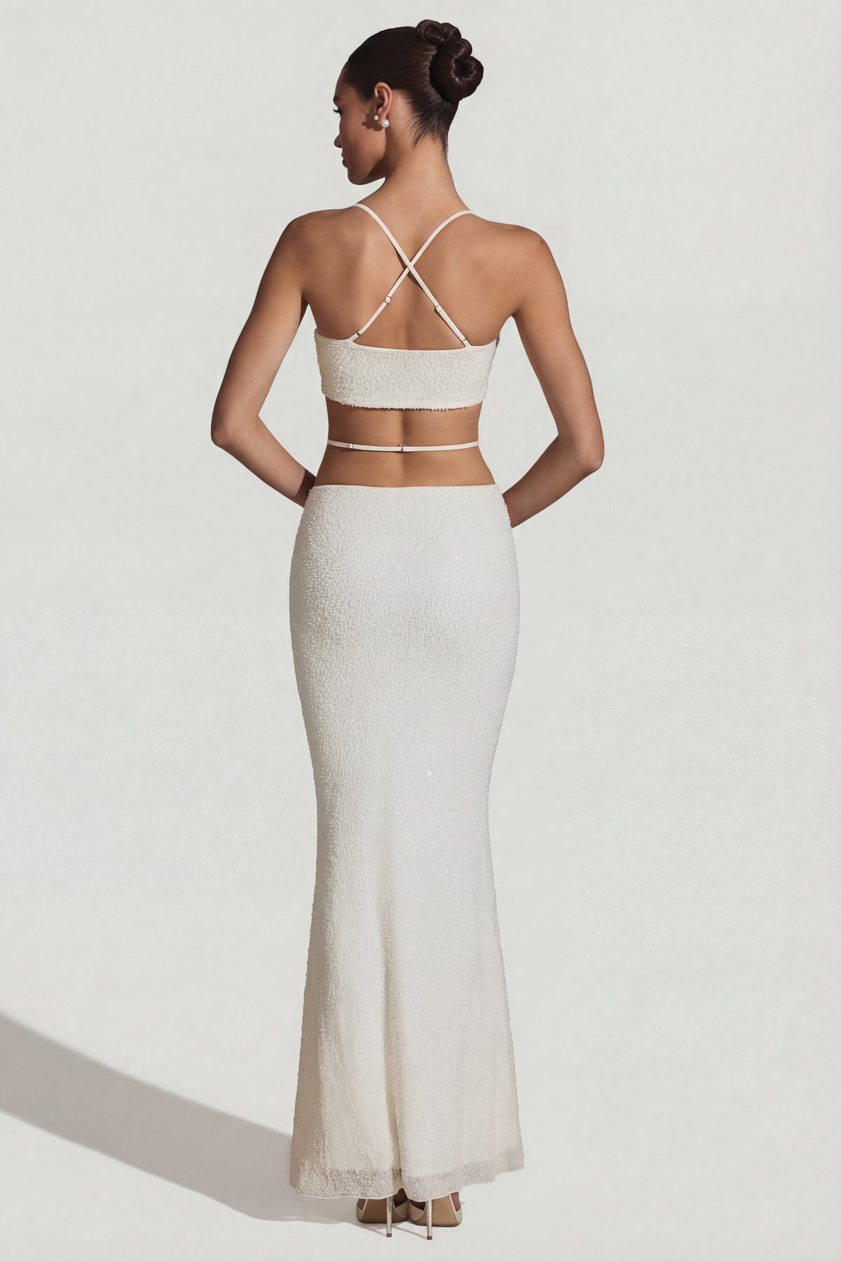 ⁣⁢Verziertes Crop-Top mit überkreuzten Trägern am Rücken in Weiß⁤⁣