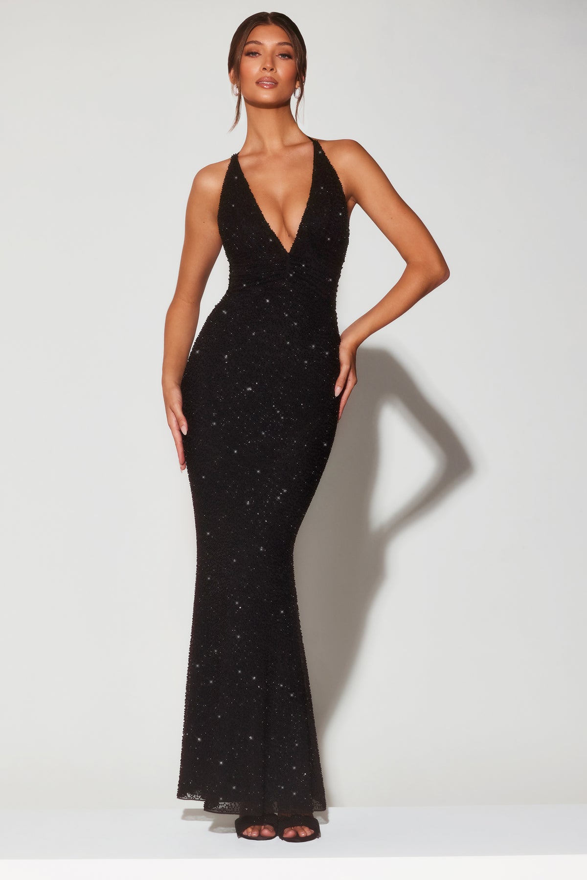 ⁣⁢Abendkleid mit Pailletten-Verzierung und tiefem Neckholder-Ausschnitt in Schwarz⁤⁣