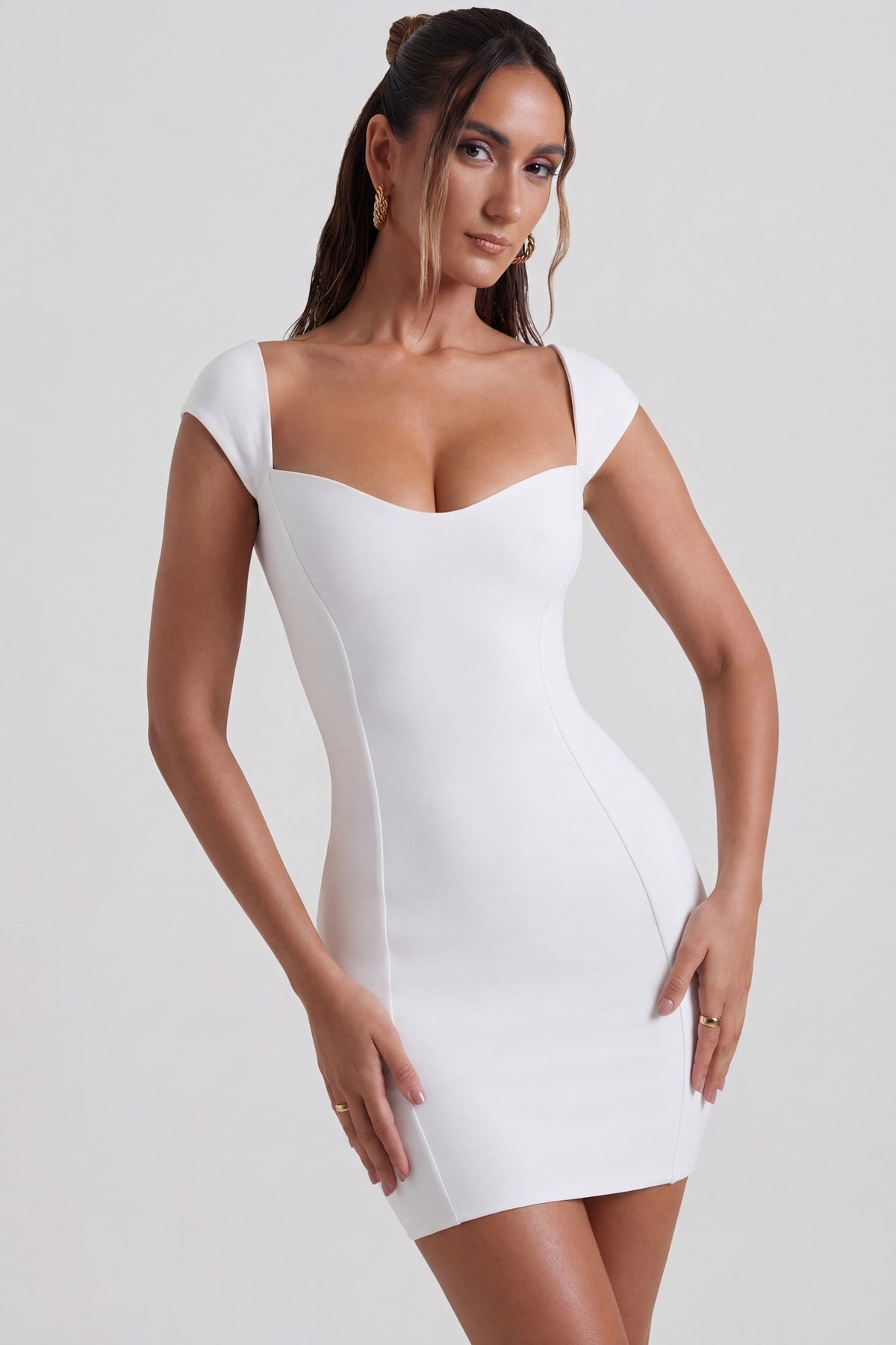 ⁣⁢Minikleid mit Herzausschnitt und Kappärmeln in Weiß⁤⁣