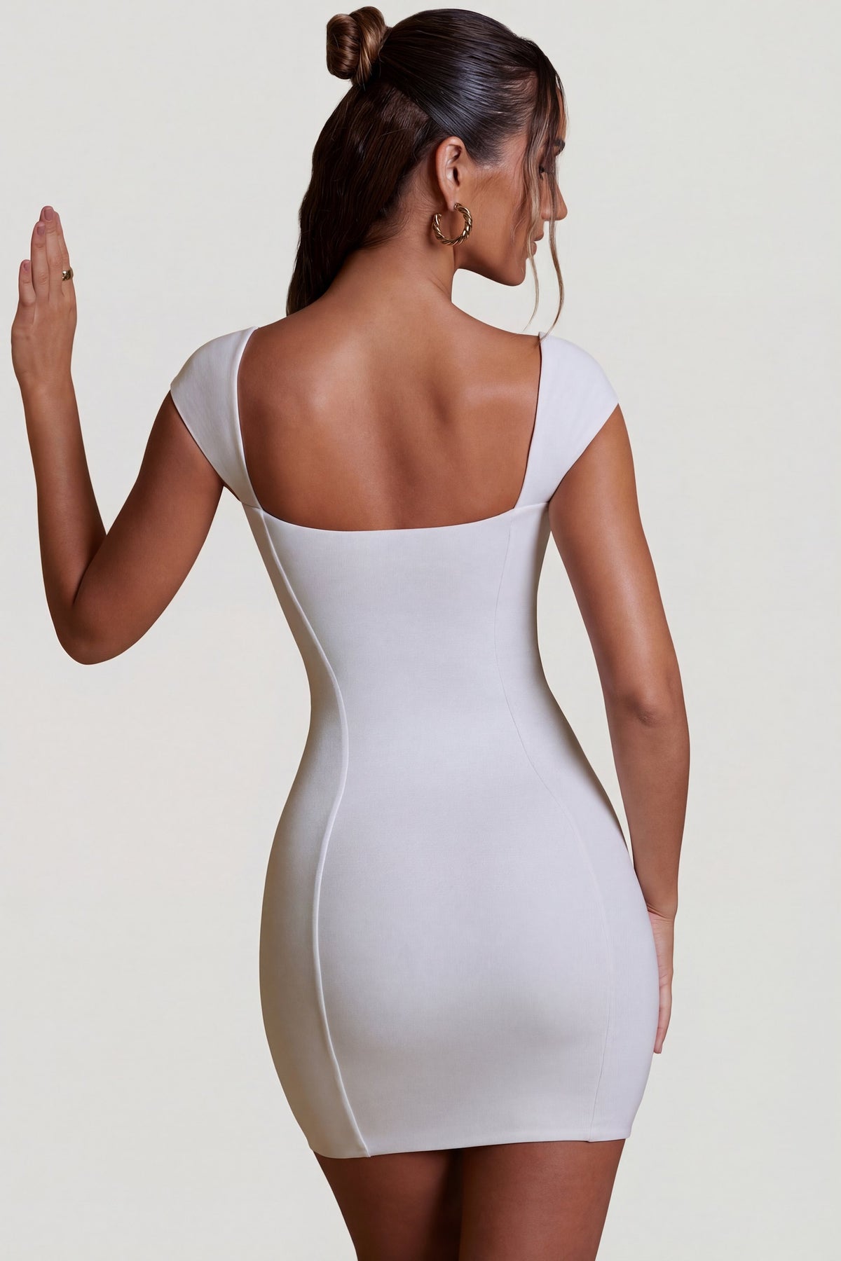 ⁣⁢Minikleid mit Herzausschnitt und Kappärmeln in Weiß⁤⁣