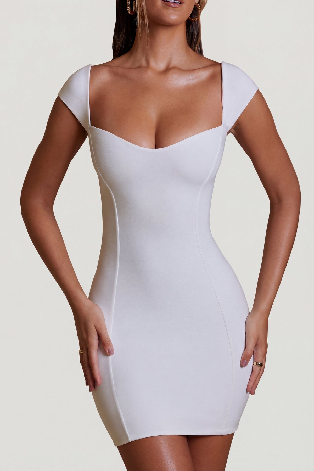 ⁣⁢Minikleid mit Herzausschnitt und Kappärmeln in Weiß⁤⁣