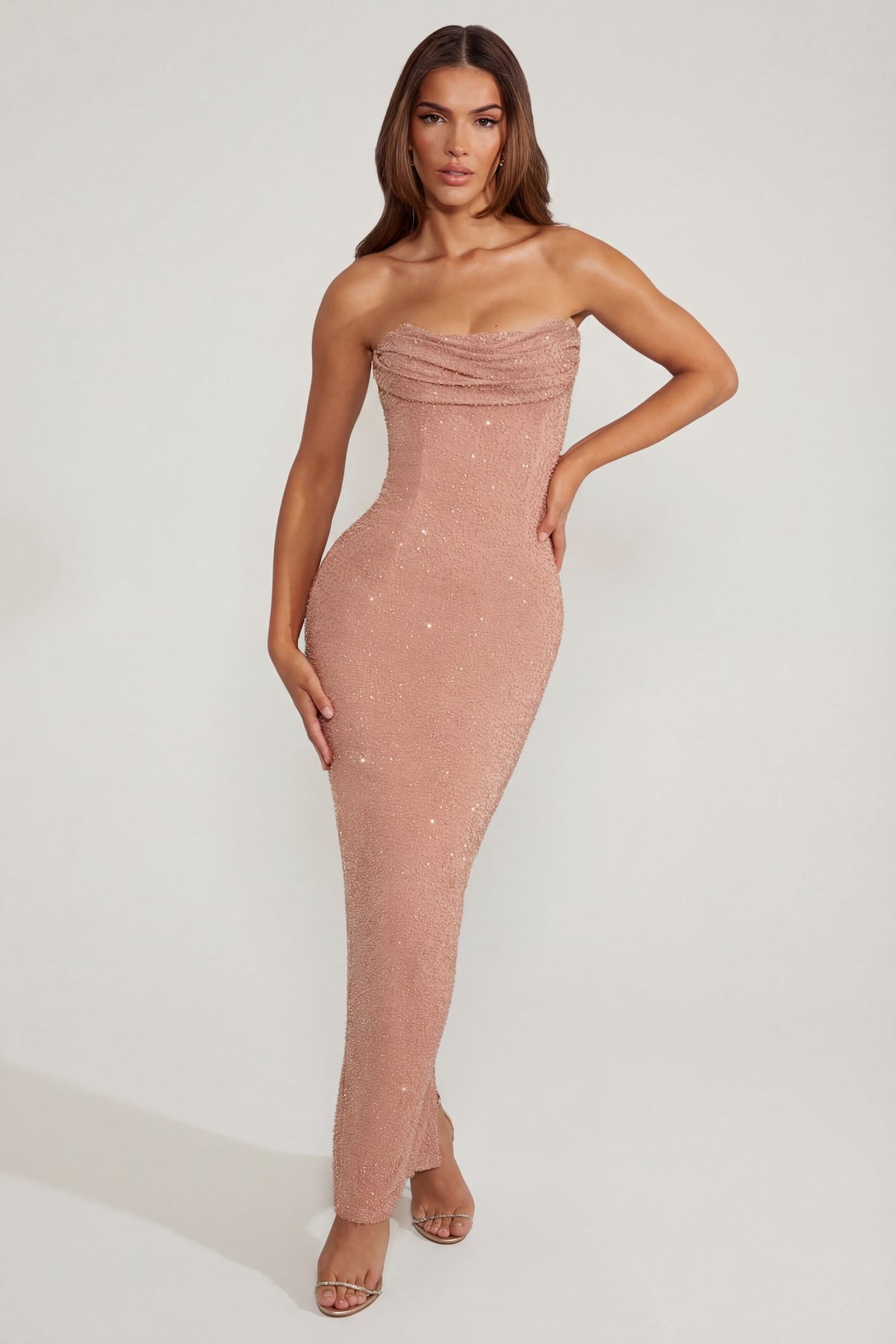 ⁣⁢Verziertes Bandeau-Maxikleid mit Wasserfallausschnitt in Karamell⁤⁣